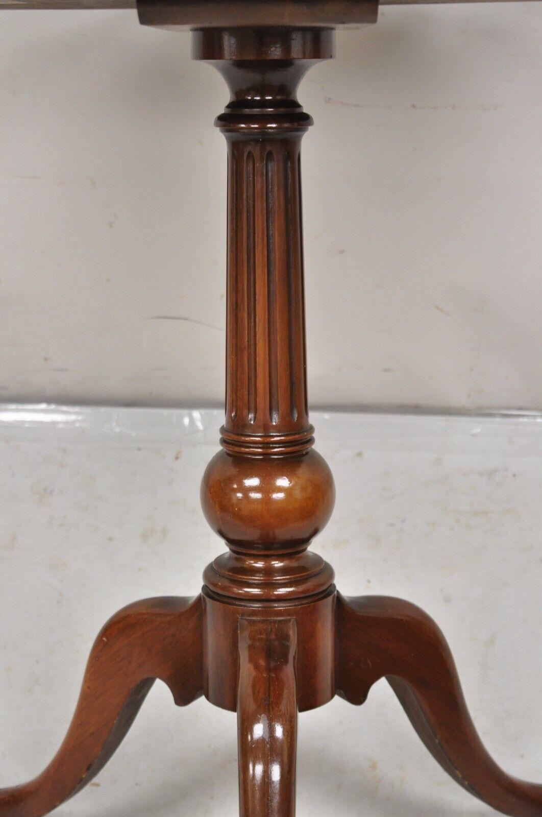 Vintage Mahogany Chippendale Georgian Style Round Pie Crust Pedestal Side Table For Sale 4