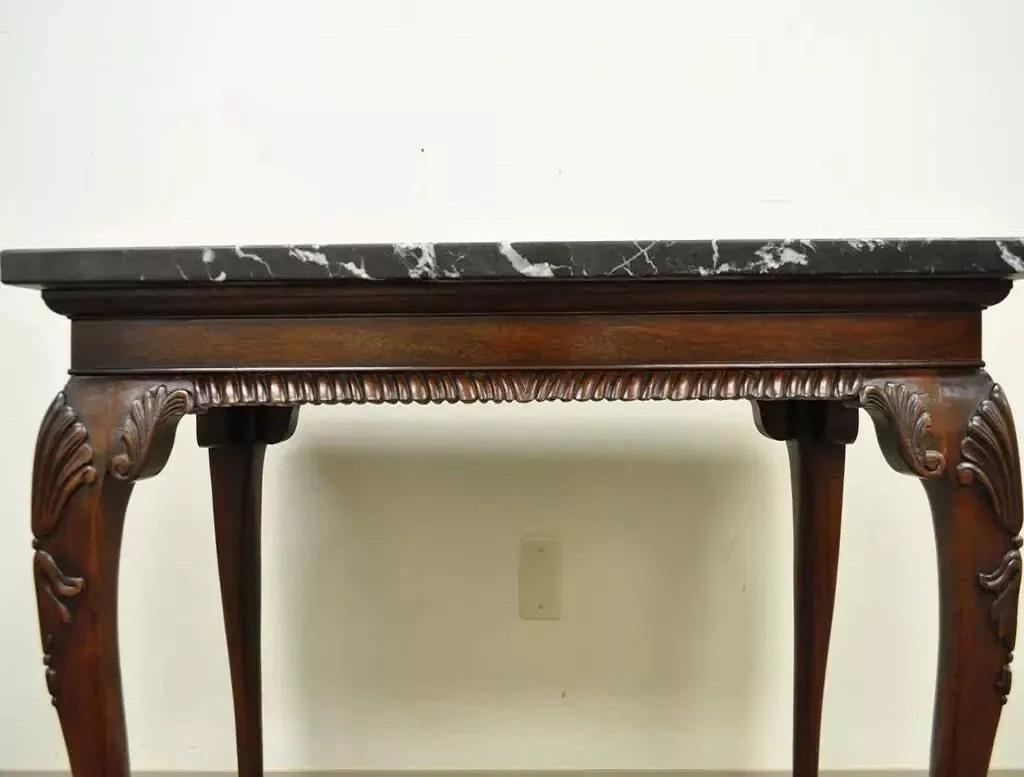 Mesa consola de salón vintage de caoba estilo Chippendale con tapa de mármol Ball and Claw en venta 4