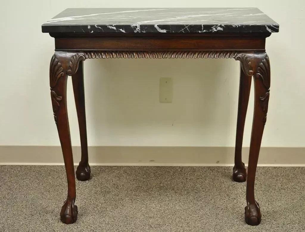 Mesa consola de salón vintage de caoba estilo Chippendale con tapa de mármol Ball and Claw en venta 5