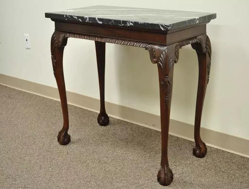 Mesa consola de salón vintage de caoba estilo Chippendale con tapa de mármol Ball and Claw. La superficie es de mármol negro/blanco/gris con bonitas vetas, patas torneadas con rodillas talladas en forma de concha, pies de bola y garra, muy bonito