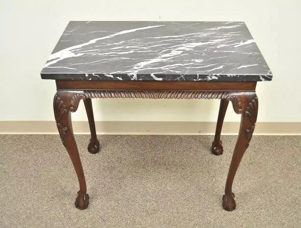 Mesa consola de salón vintage de caoba estilo Chippendale con tapa de mármol Ball and Claw Desconocido en venta