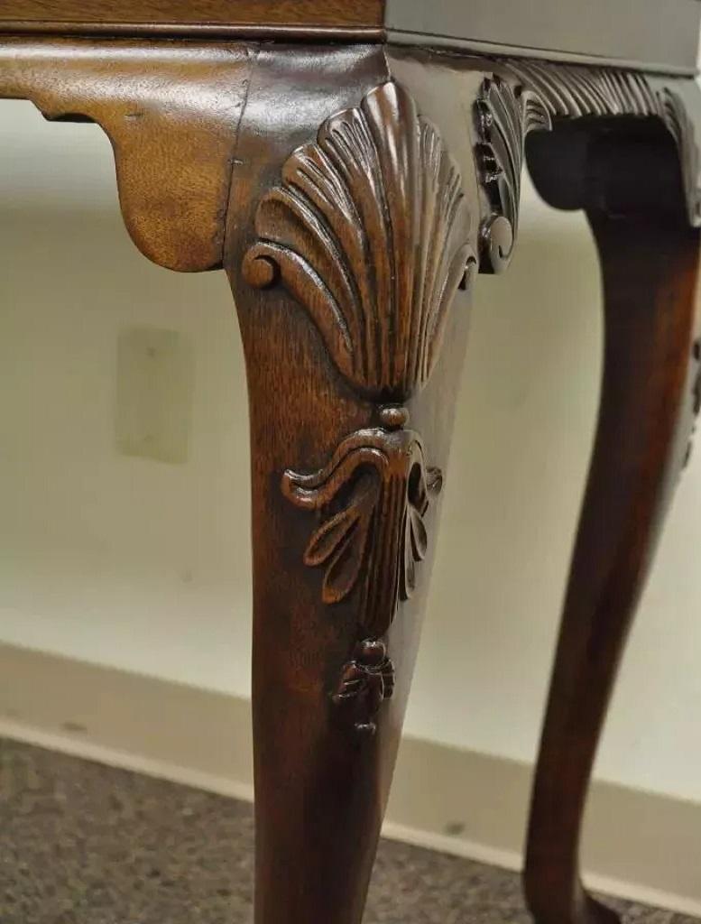 Mesa consola de salón vintage de caoba estilo Chippendale con tapa de mármol Ball and Claw en Bueno estado para la venta en Philadelphia, PA