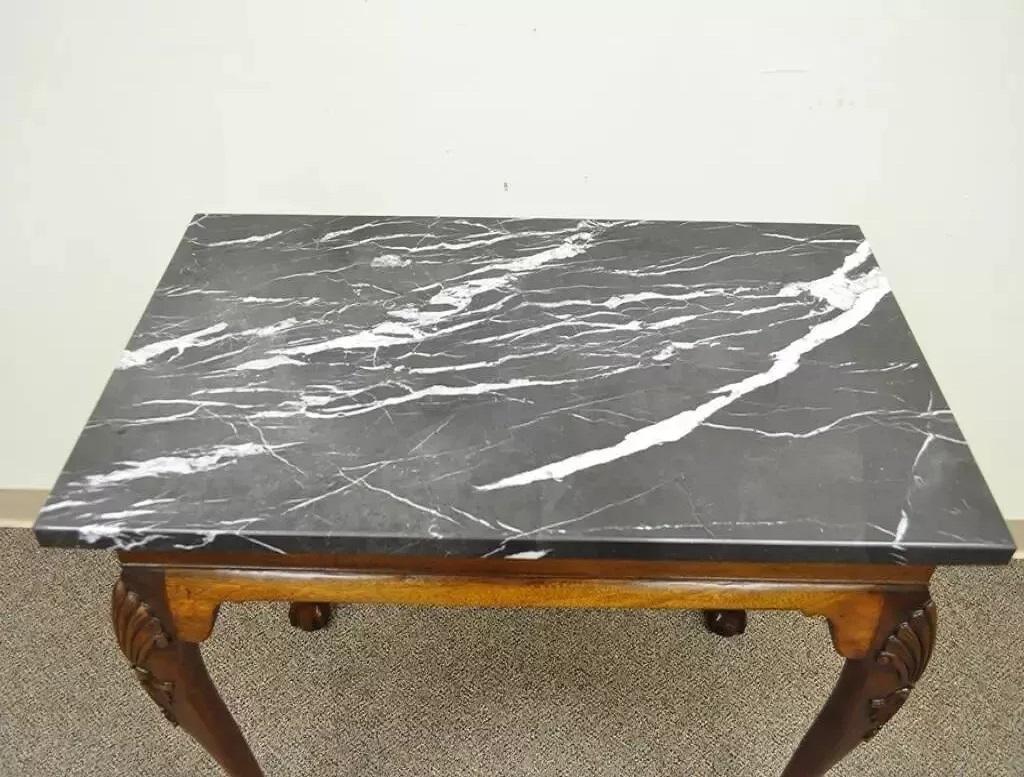 Mesa consola de salón vintage de caoba estilo Chippendale con tapa de mármol Ball and Claw en venta 1