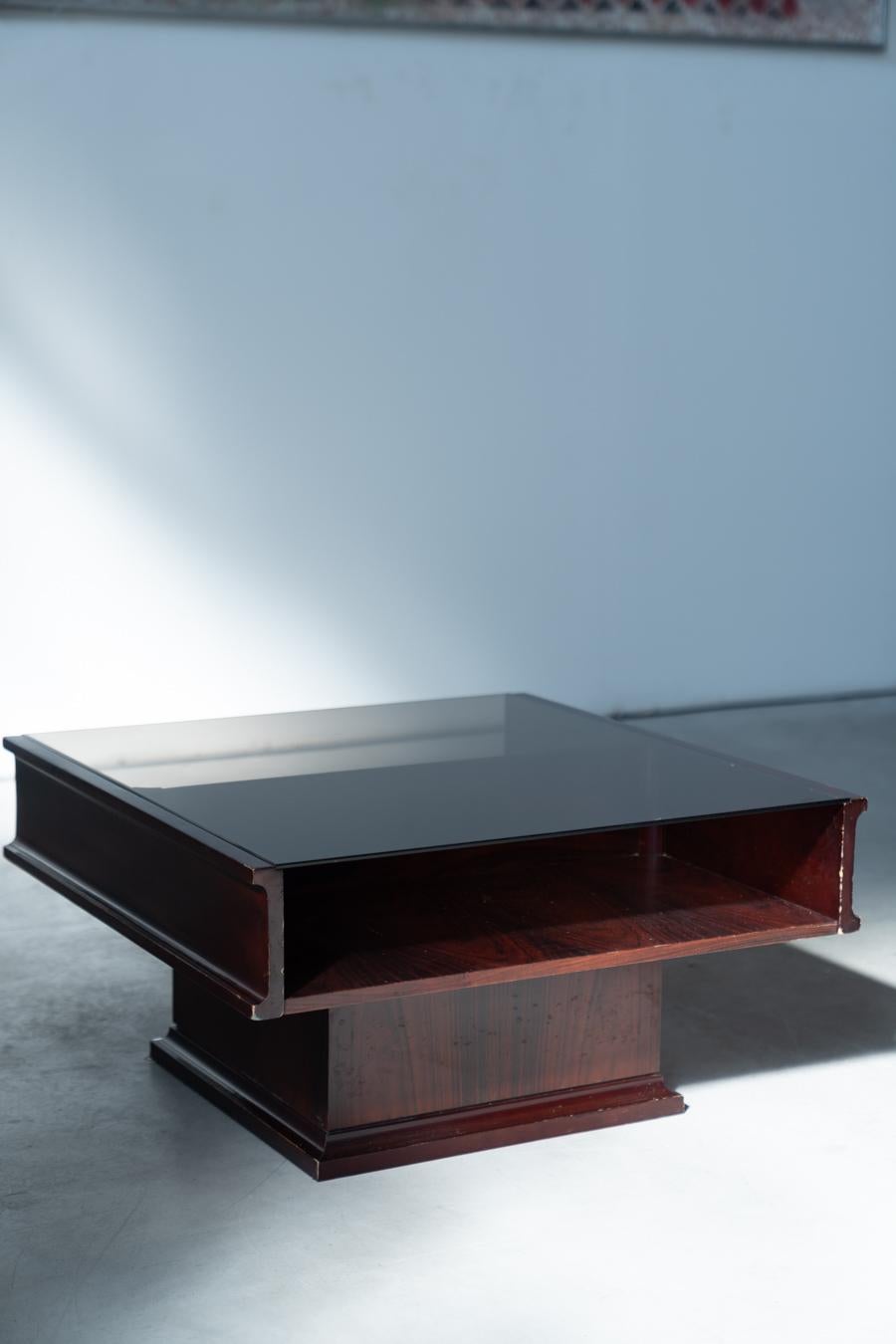 Table basse vintage en acajou avec plateau en verre - 1970 en vente 4