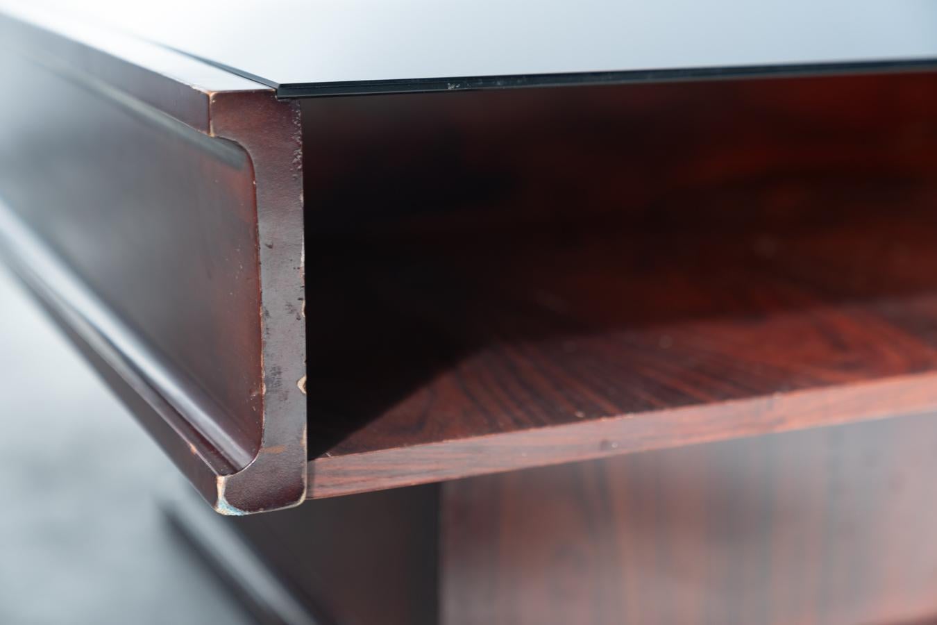 Table basse vintage en acajou avec plateau en verre - 1970 en vente 5