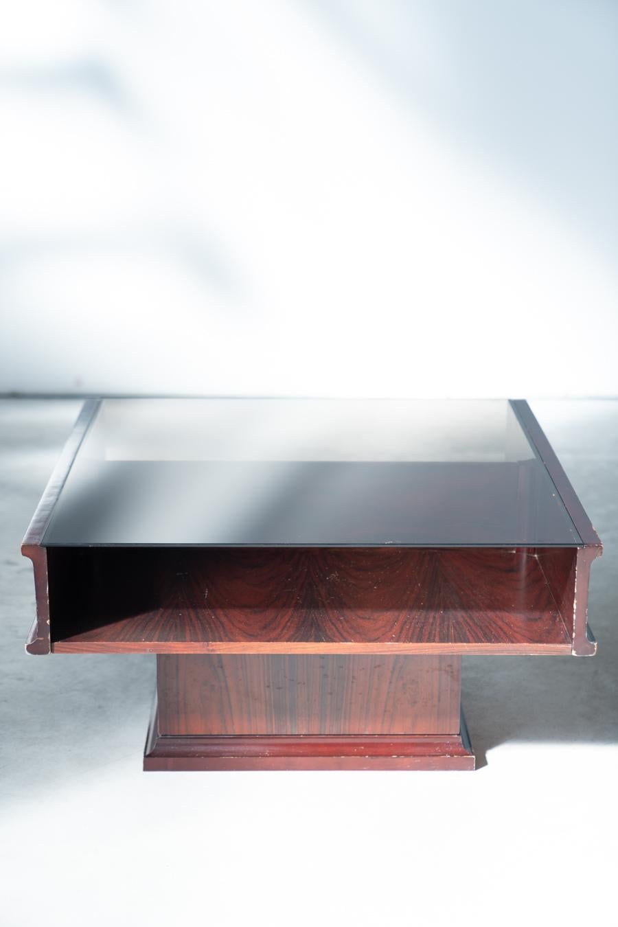 Table basse vintage en acajou avec plateau en verre - 1970

Cette élégante table basse vintage, fabriquée dans les années 1970, met en valeur la beauté intemporelle du bois d'acajou. Ses tons riches et profonds apportent de la chaleur à tout espace