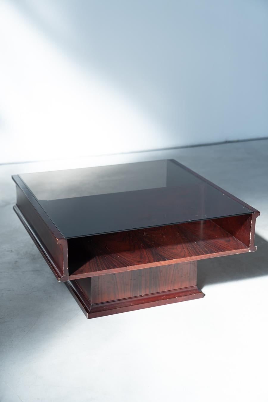 Italian Table basse vintage en acajou avec plateau en verre - 1970 en vente