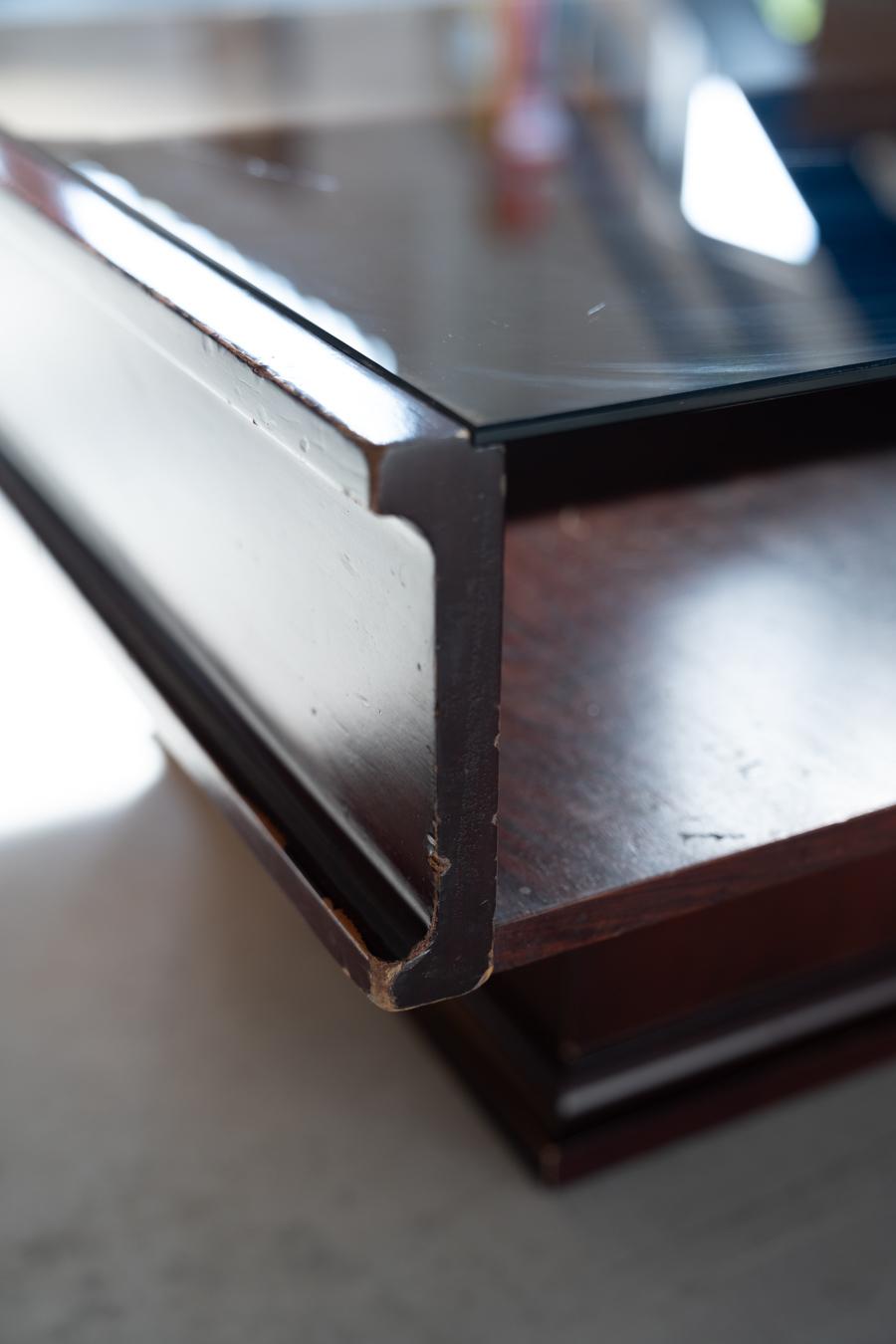 Table basse vintage en acajou avec plateau en verre - 1970 Bon état - En vente à Manzano, IT