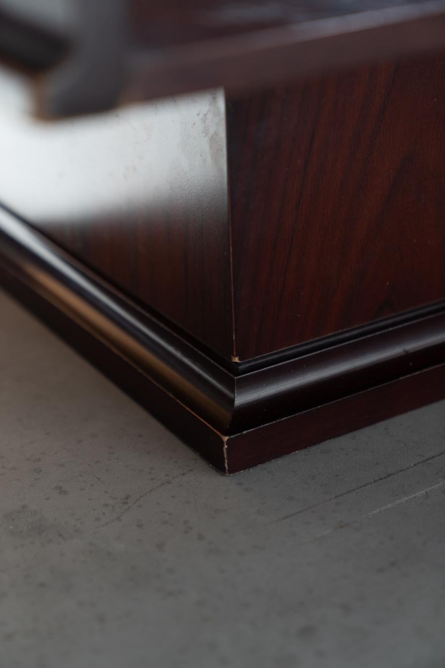 Late 20th Century Table basse vintage en acajou avec plateau en verre - 1970 en vente