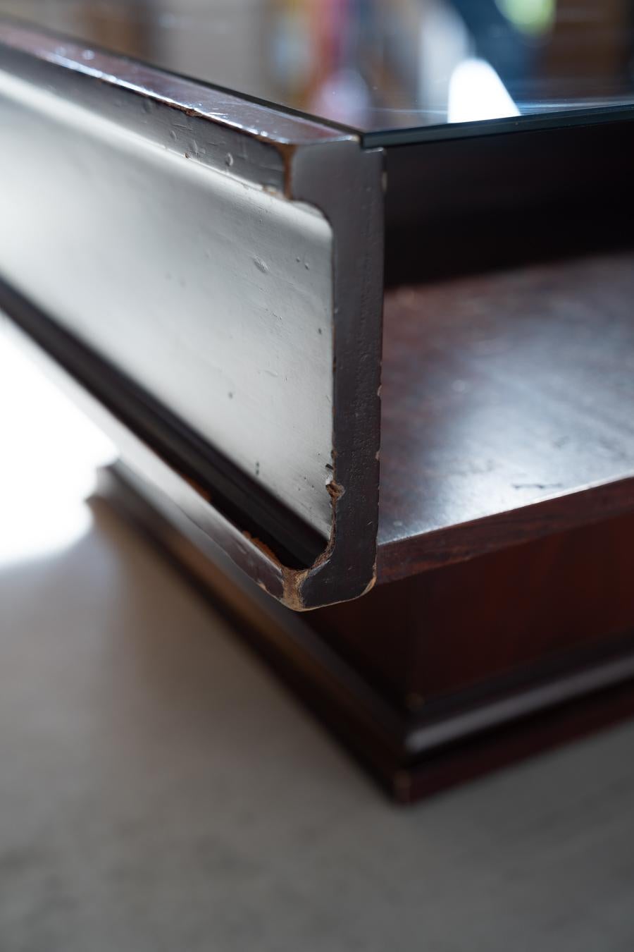 Verre Table basse vintage en acajou avec plateau en verre - 1970 en vente