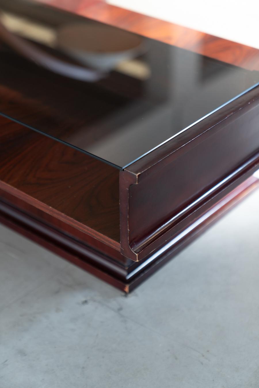Table basse vintage en acajou avec plateau en verre - 1970 en vente 1