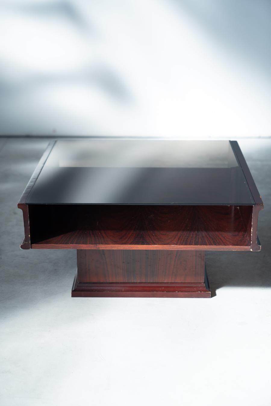 Table basse vintage en acajou avec plateau en verre - 1970 en vente 2