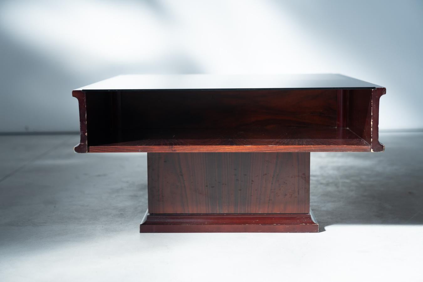 Table basse vintage en acajou avec plateau en verre - 1970 en vente 3