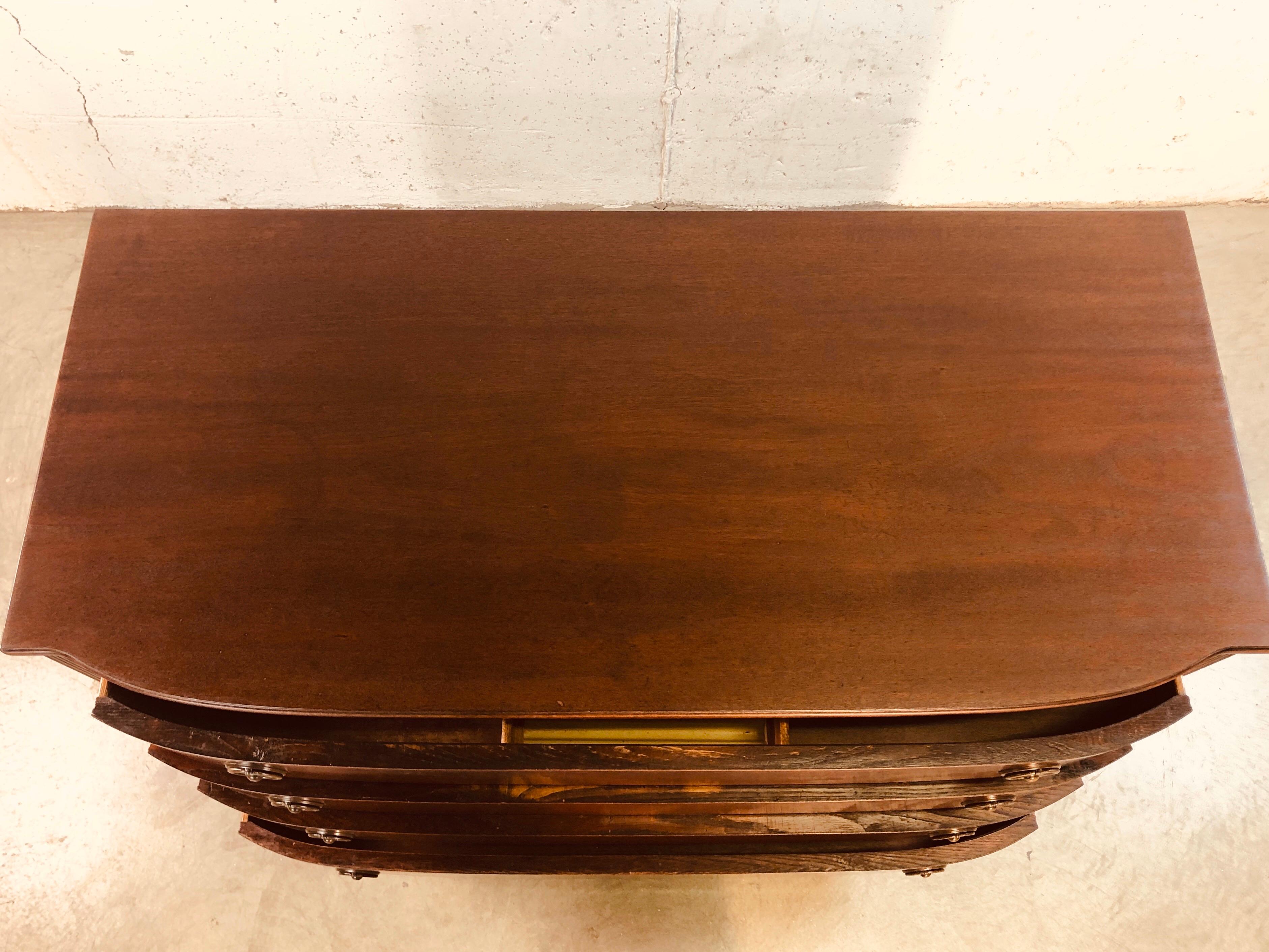 Vintage Mahogany Curved Front Federal Style Dresser In Good Condition In Amherst, NH