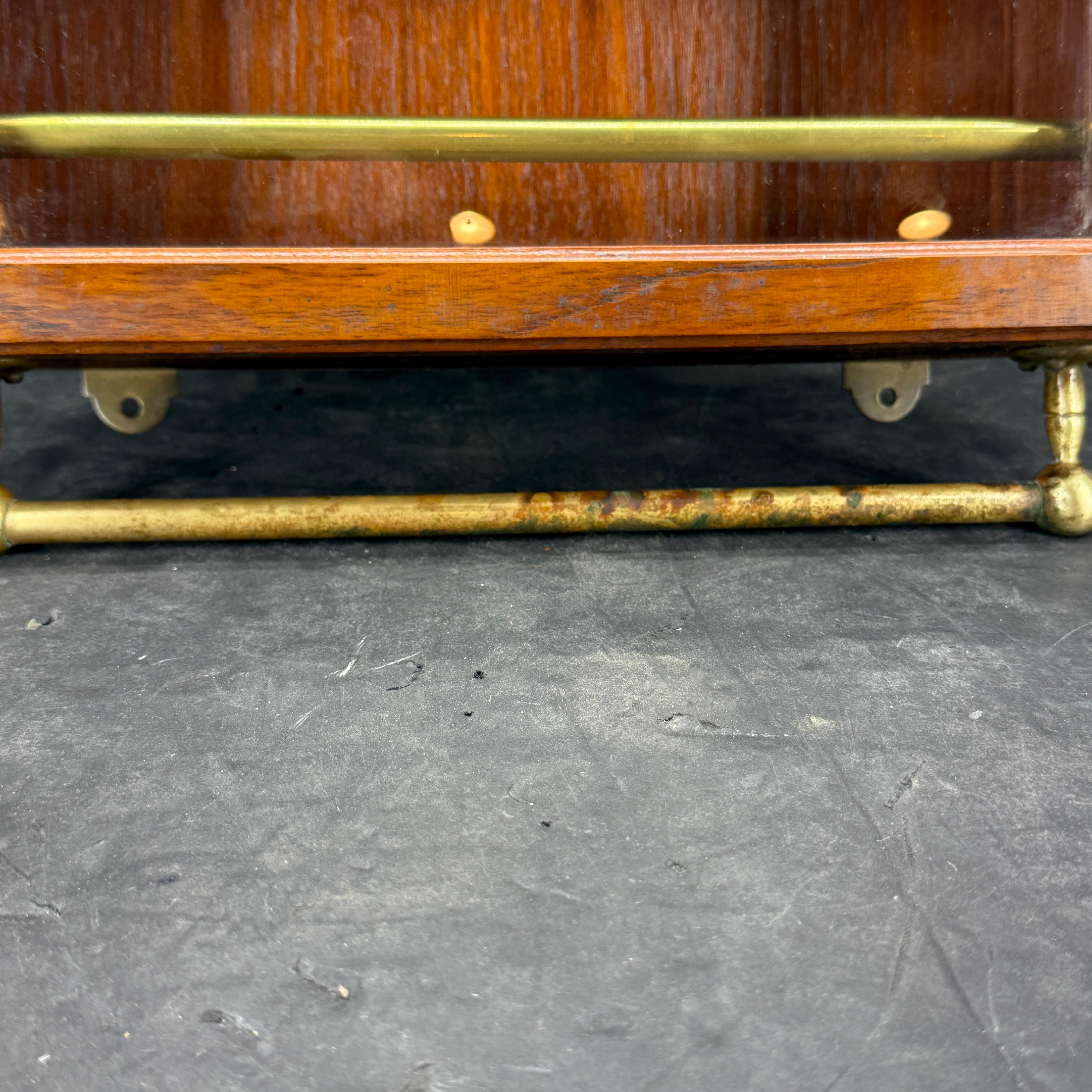 Vintage Mahogany Display Cabinet Vitrine with 1st Class Doctor Plaque en vente 2