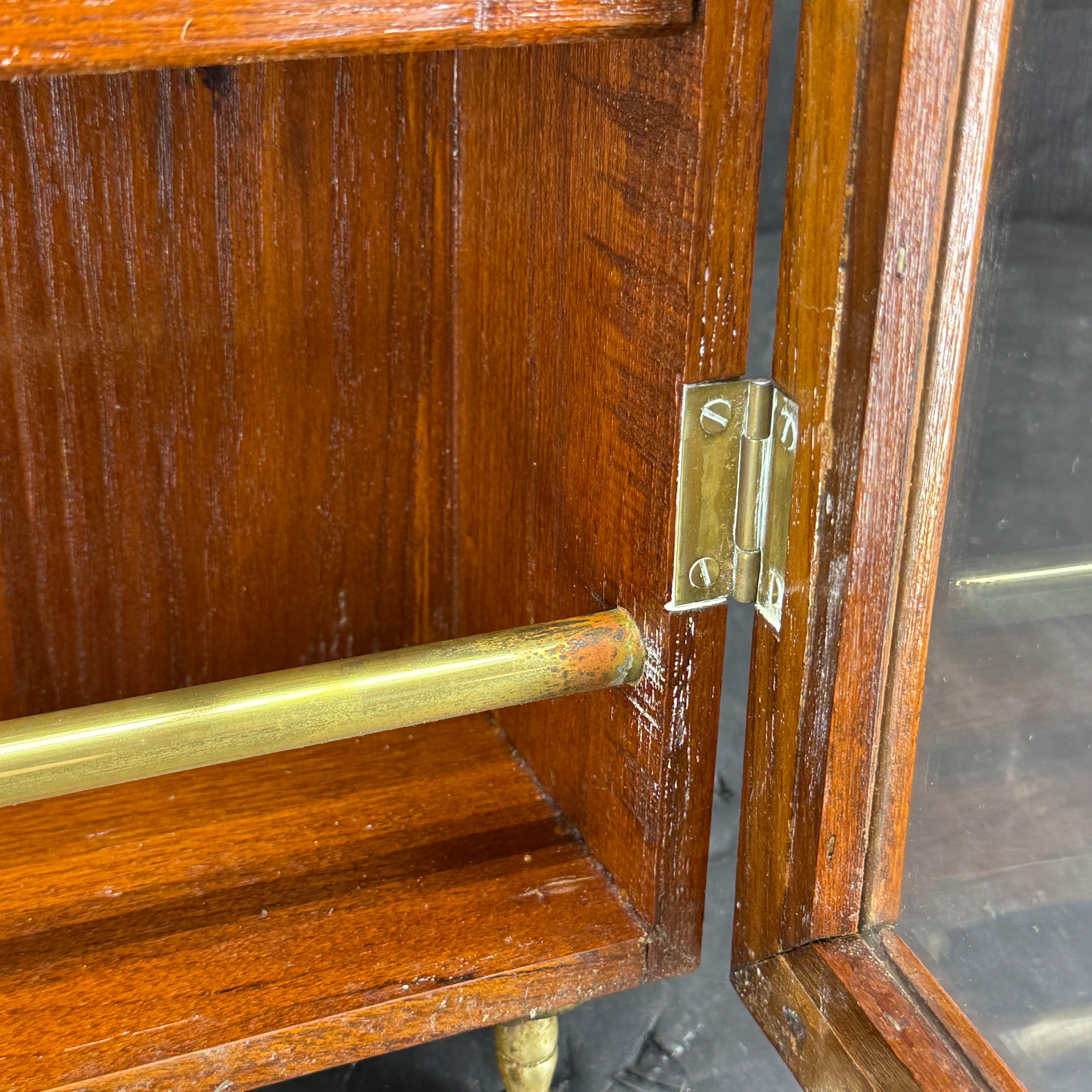 Vintage Mahogany Display Cabinet Vitrine with 1st Class Doctor Plaque en vente 3