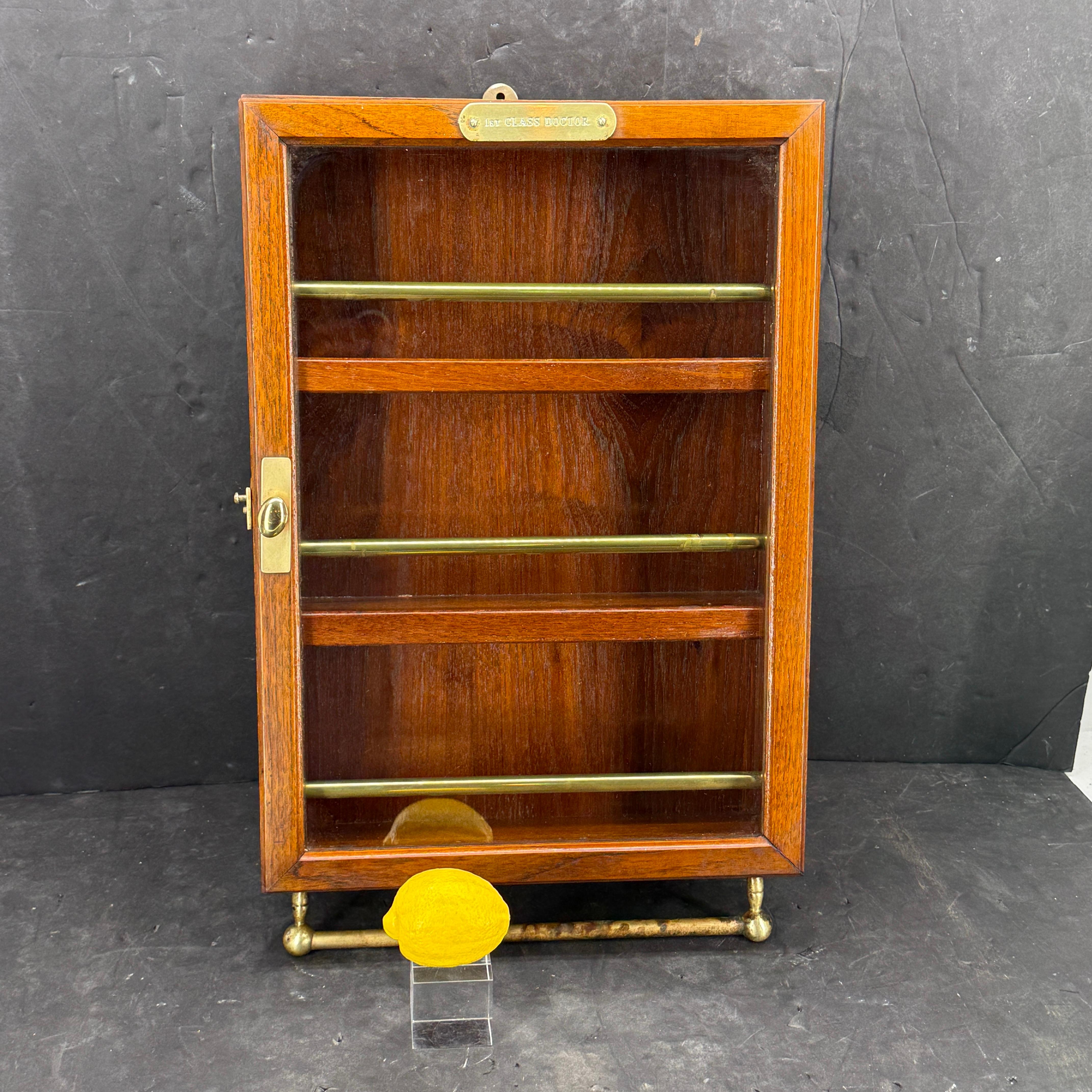 Vintage Mahogany Display Cabinet Vitrine with 1st Class Doctor Plaque en vente 4