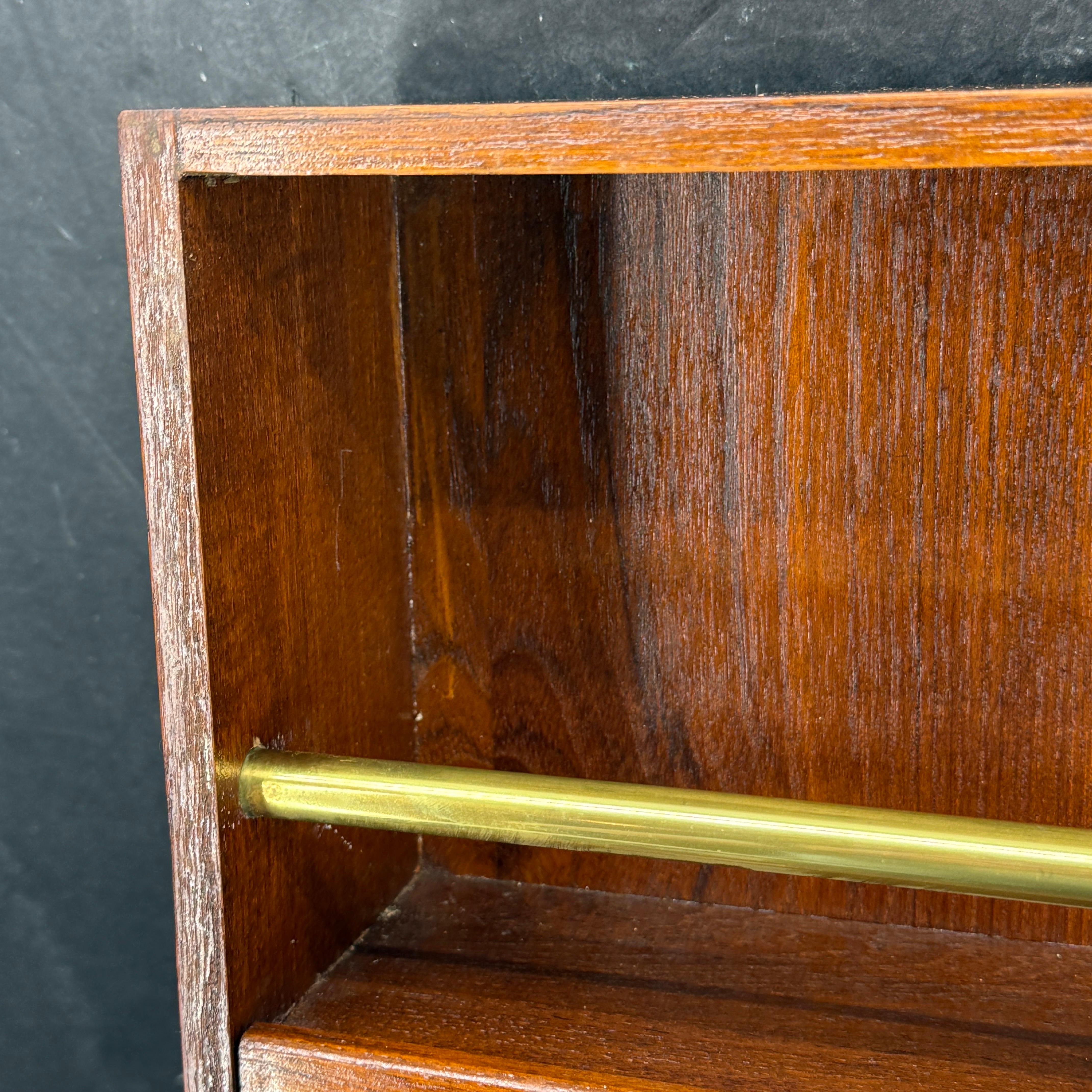 Vintage Mahogany Display Cabinet Vitrine with 1st Class Doctor Plaque en vente 5