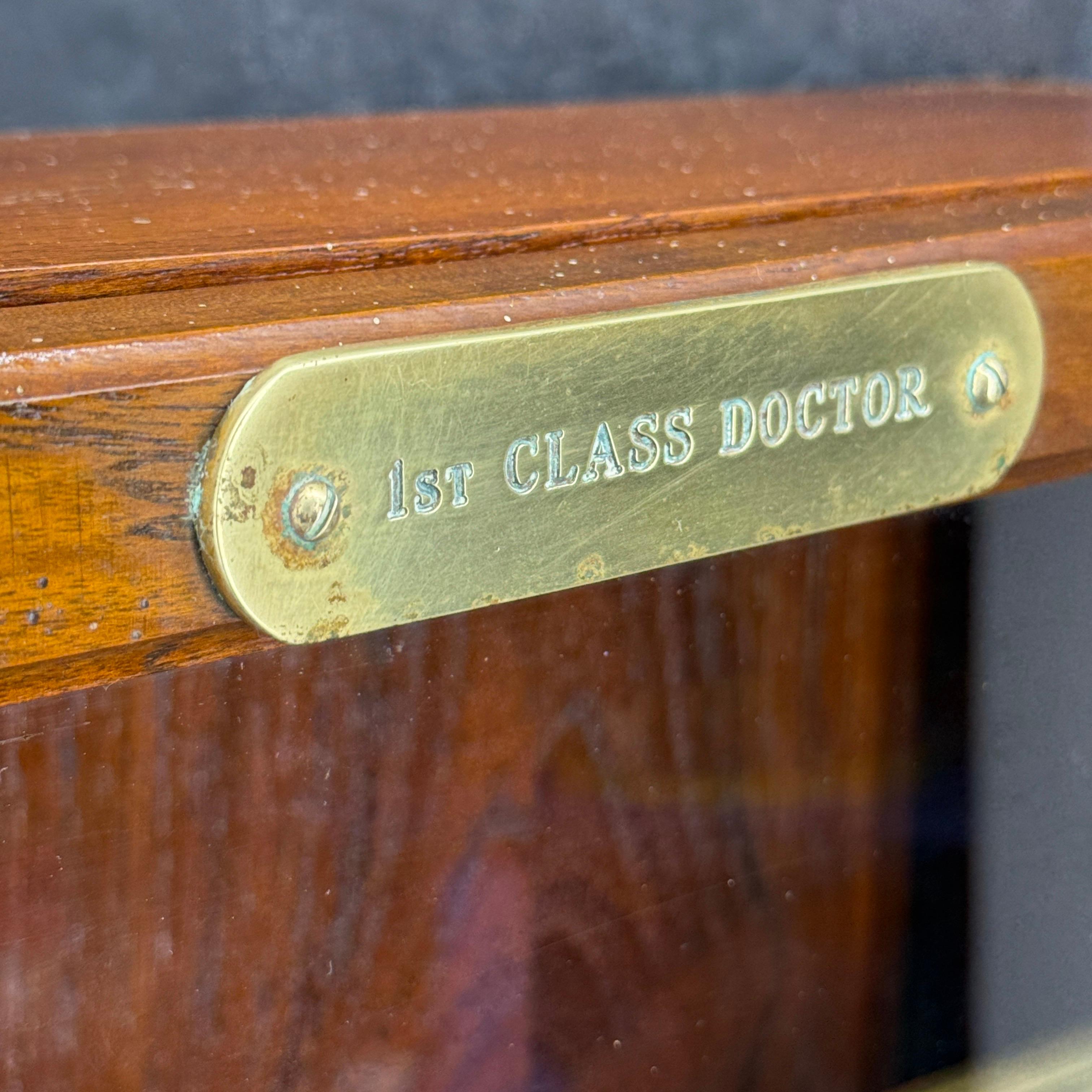 Vintage Mahogany Display Cabinet Vitrine with 1st Class Doctor Plaque en vente 6