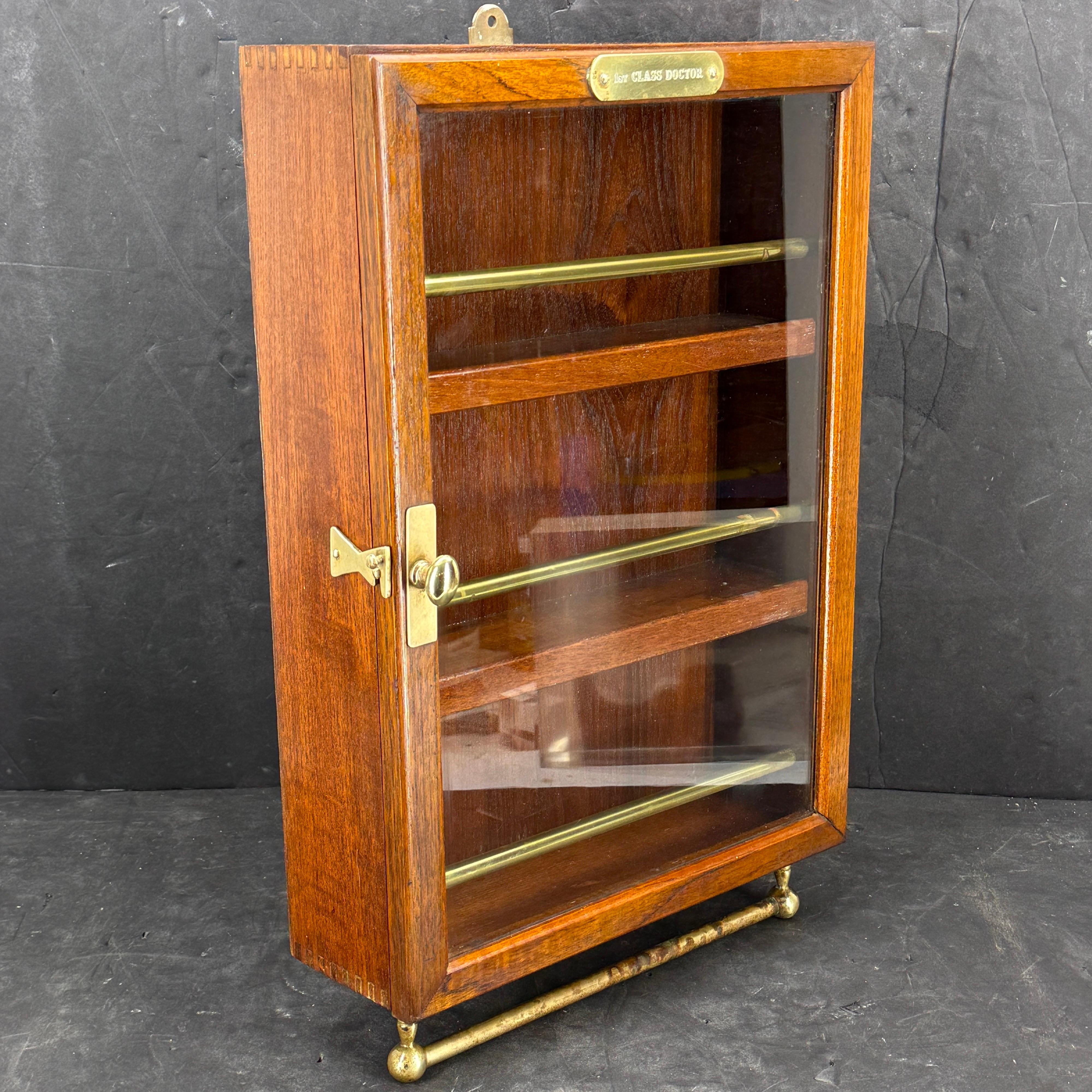 Vintage Mahogany Display Cabinet Vitrine with 1st Class Doctor Plaque en vente 7