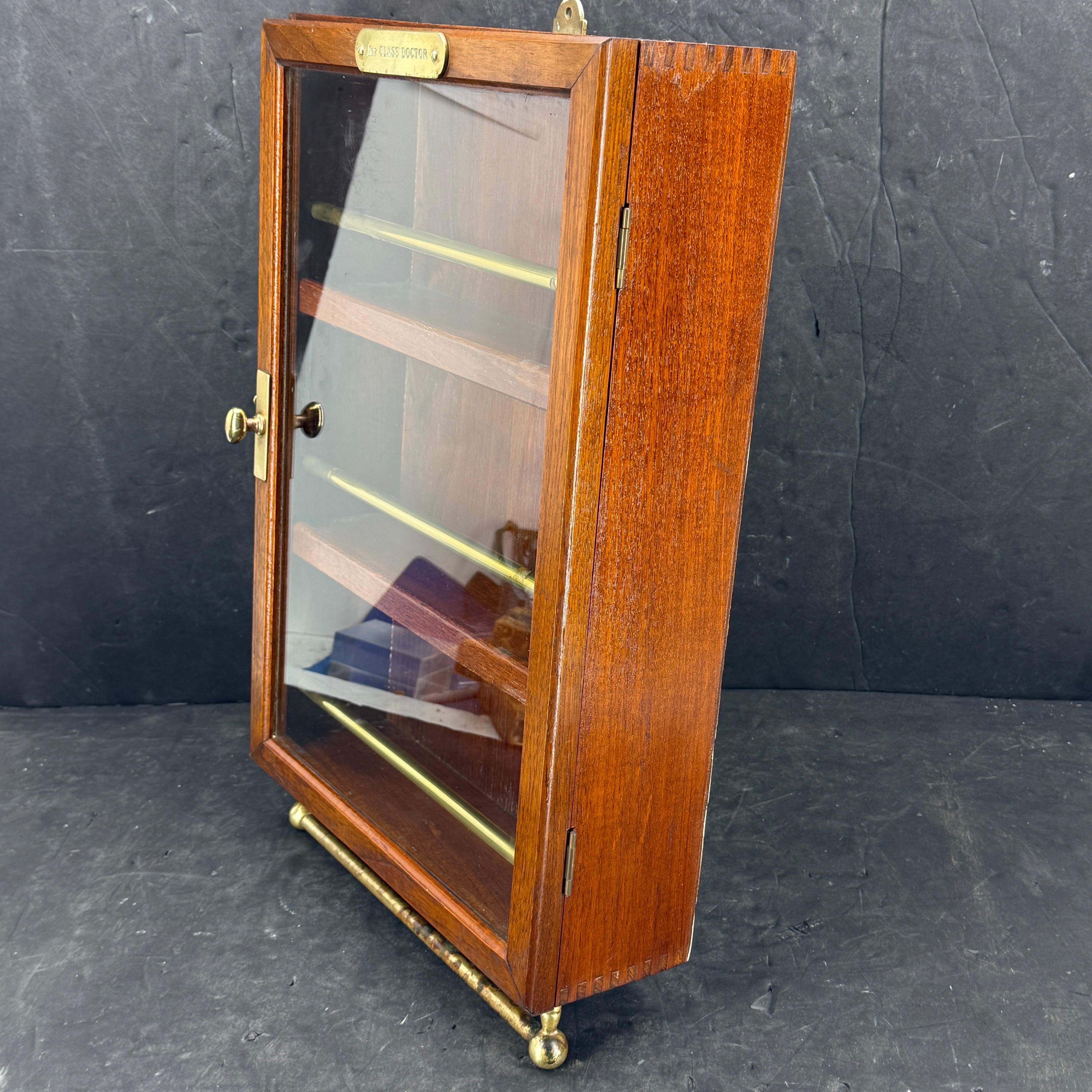 Vintage Mahogany Display Cabinet Vitrine with 1st Class Doctor Plaque en vente 9