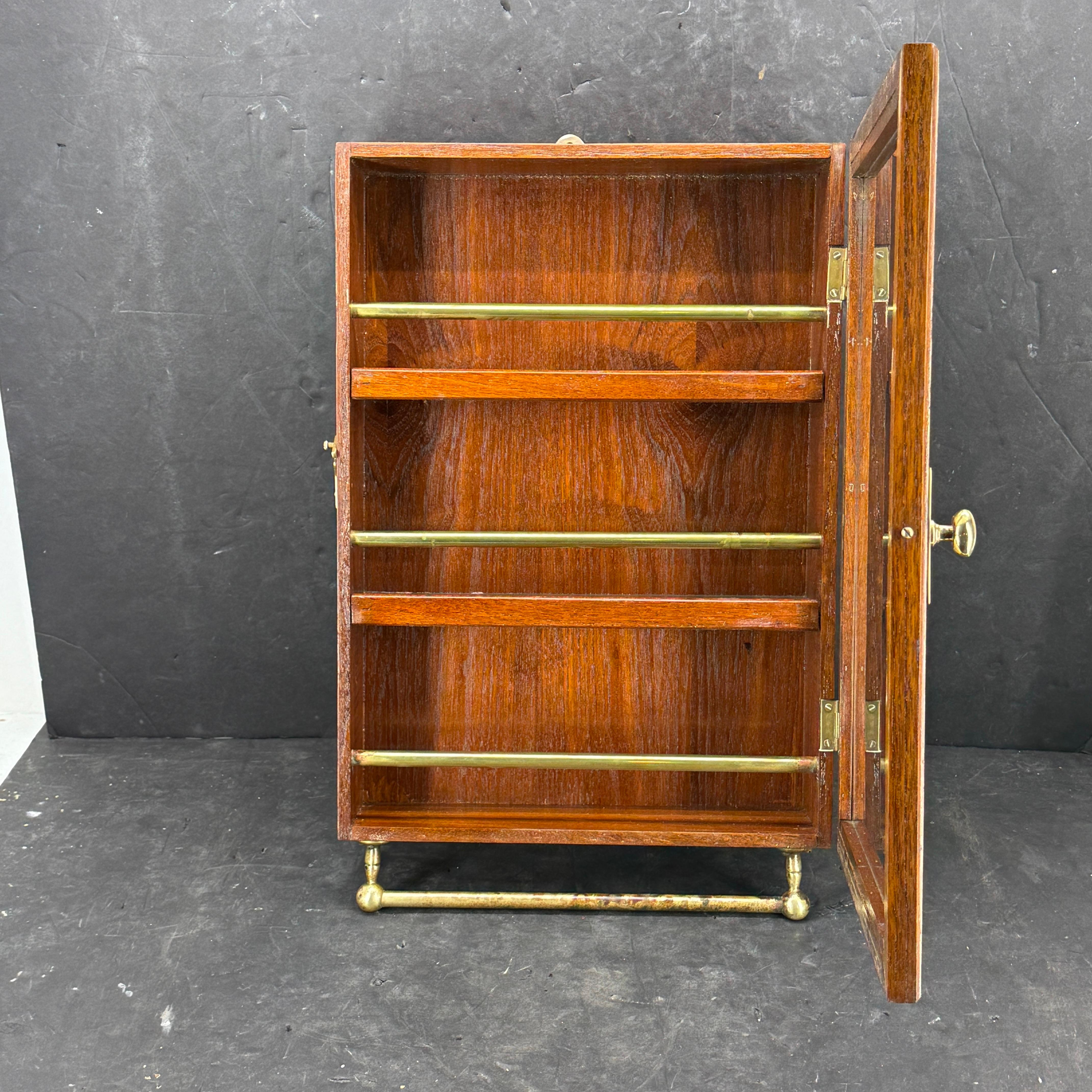 Fait main Vintage Mahogany Display Cabinet Vitrine with 1st Class Doctor Plaque en vente