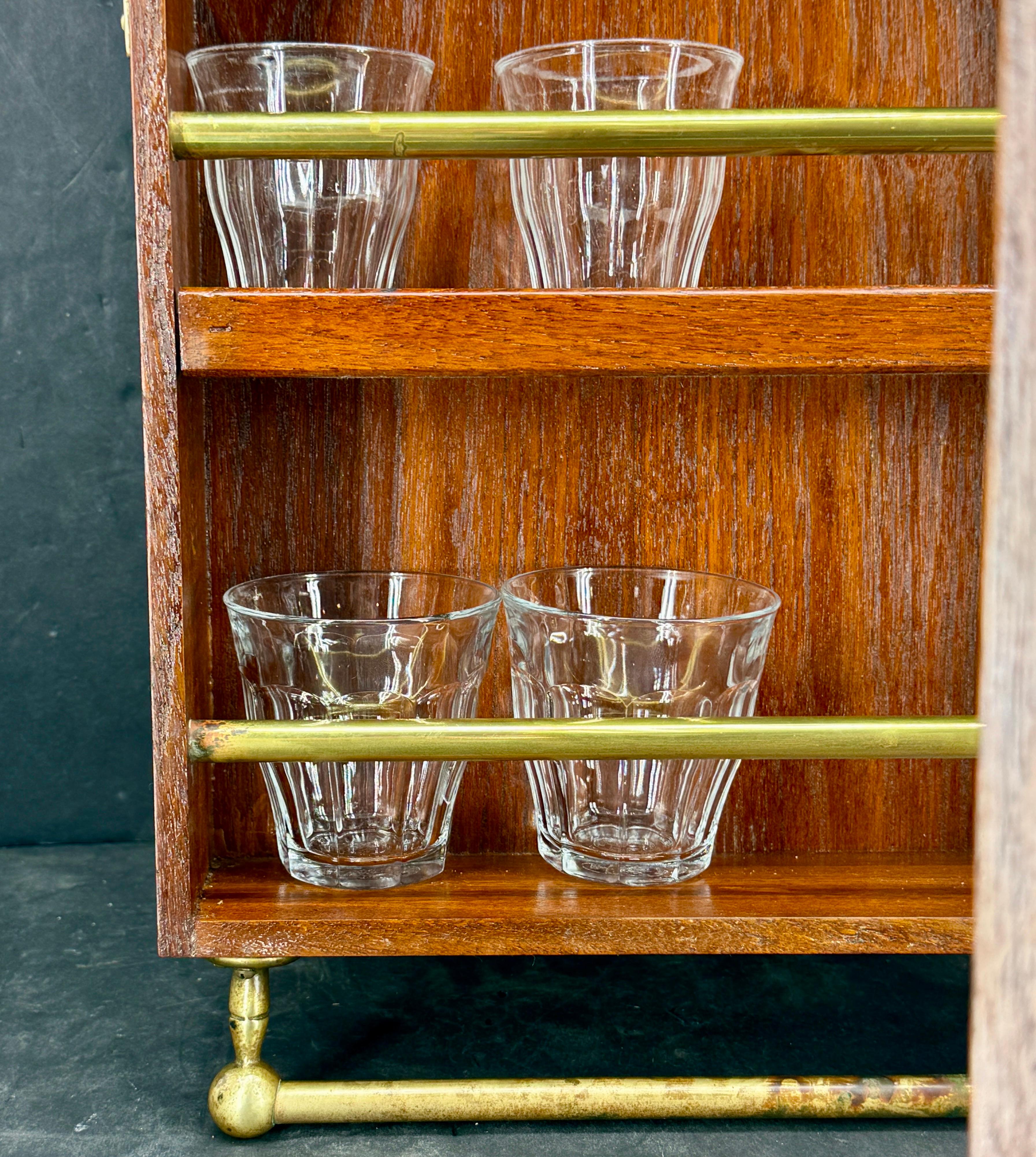 Vintage Mahogany Display Cabinet Vitrine with 1st Class Doctor Plaque Bon état - En vente à Haddonfield, NJ