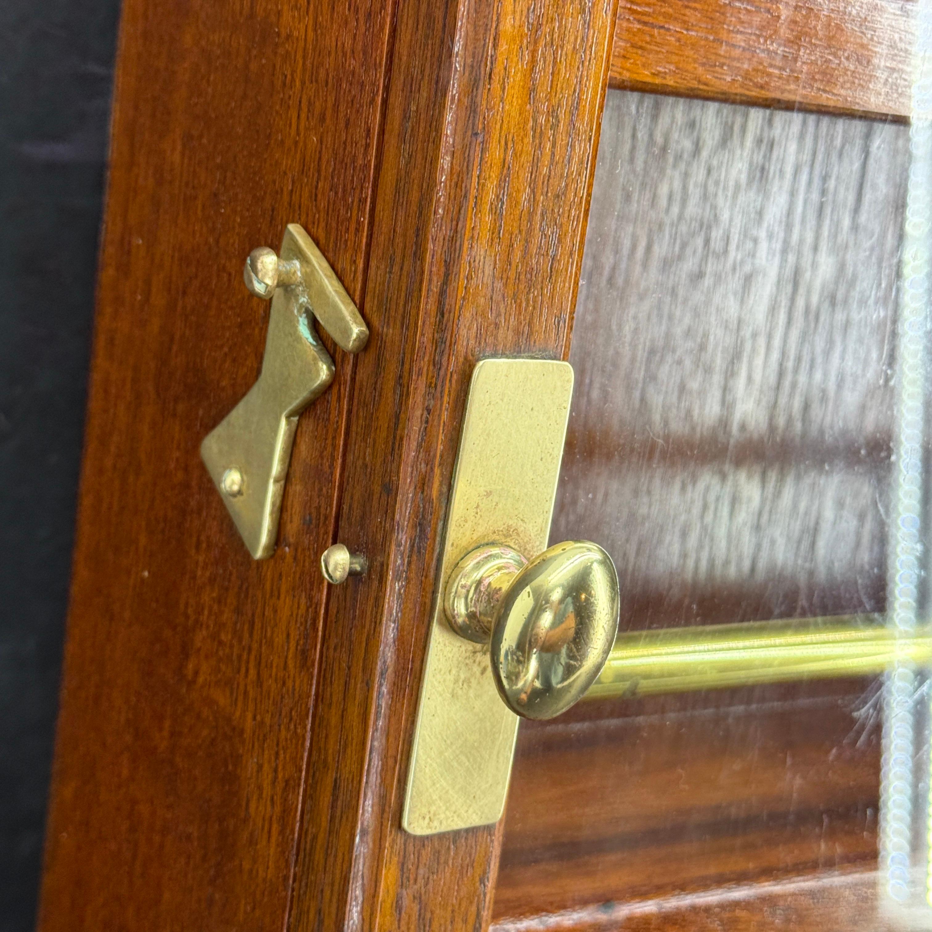 Laiton Vintage Mahogany Display Cabinet Vitrine with 1st Class Doctor Plaque en vente