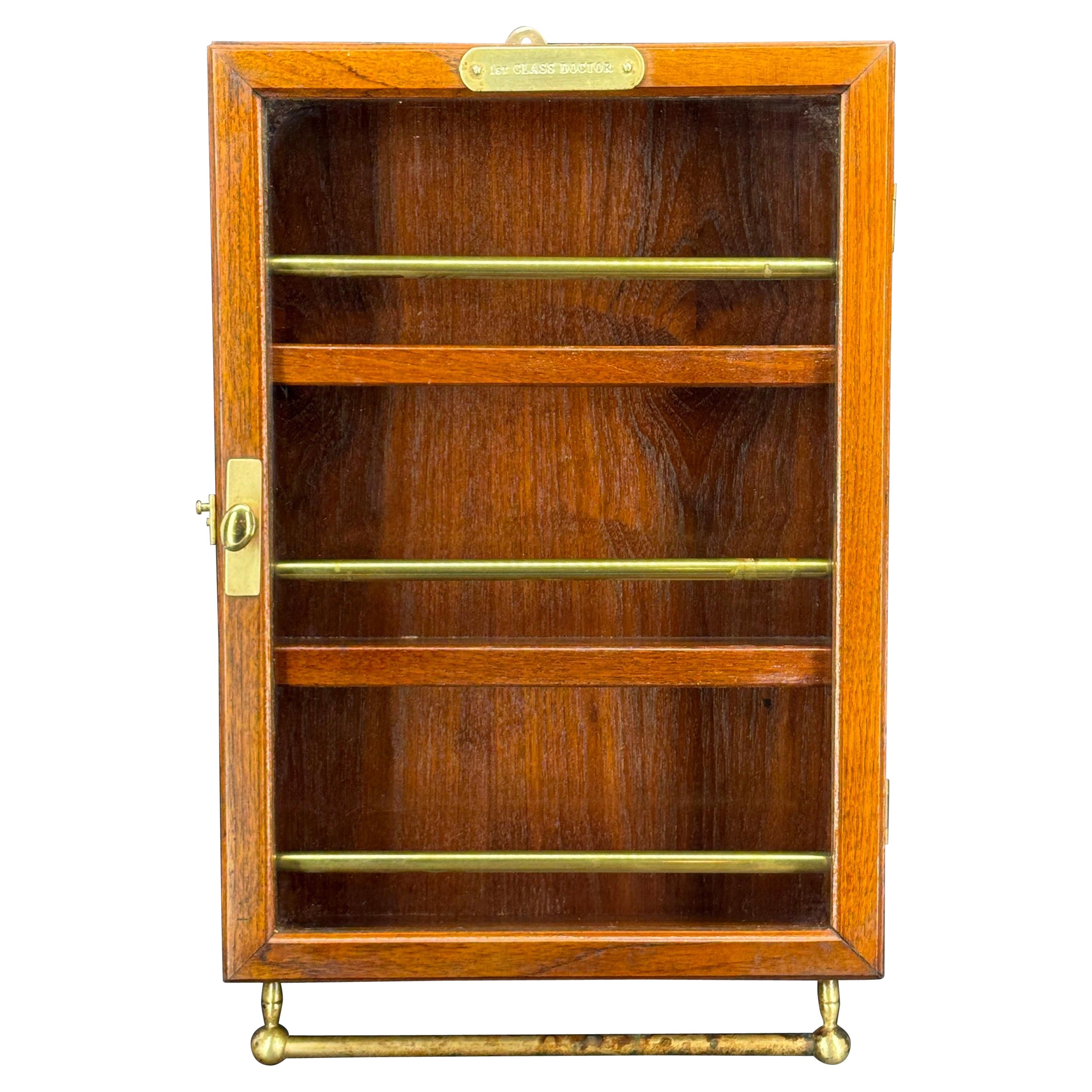 Vintage Mahogany Display Cabinet Vitrine with 1st Class Doctor Plaque en vente