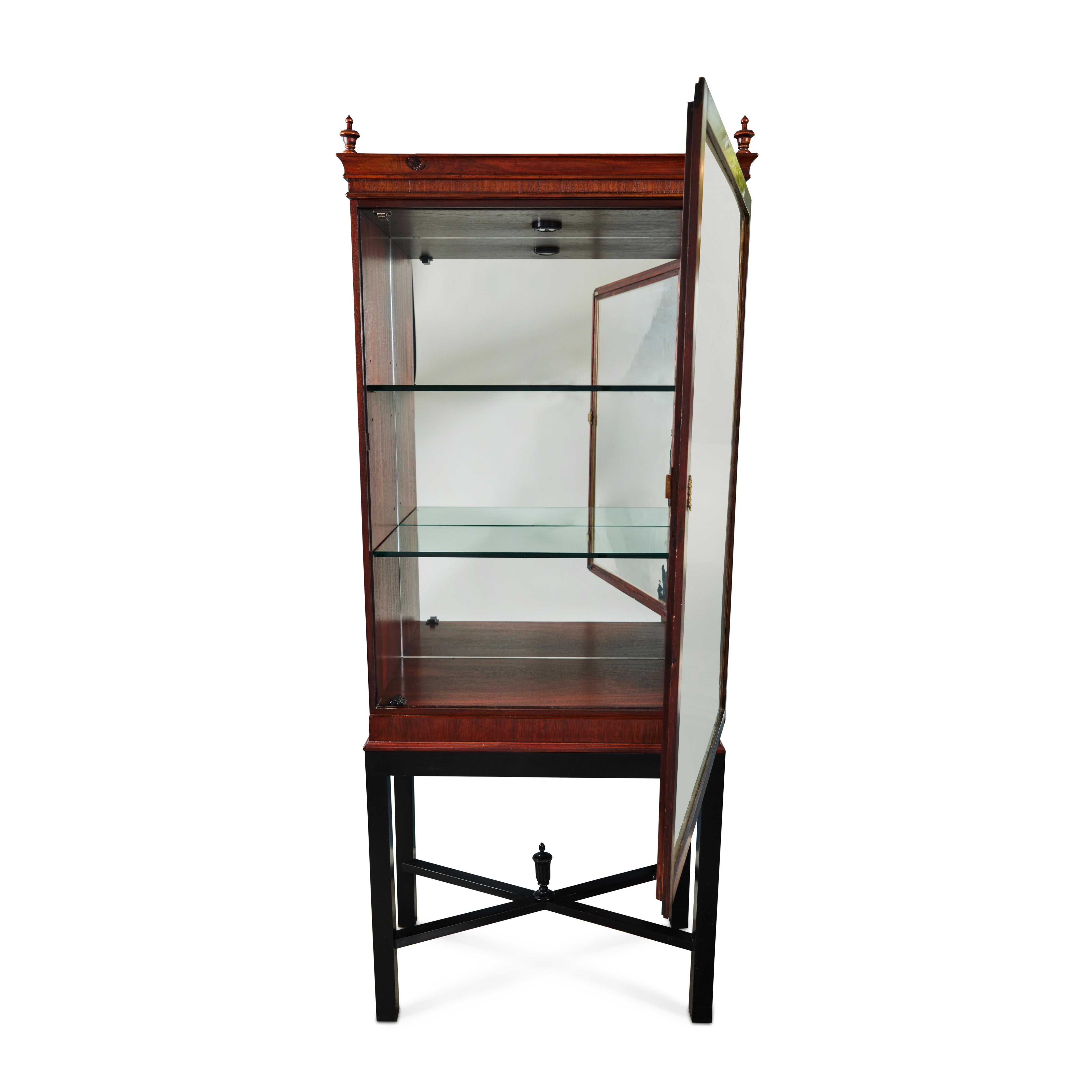 Vintage Mahogany Display Vitrine Cabinet In Good Condition For Sale In Pasadena, CA