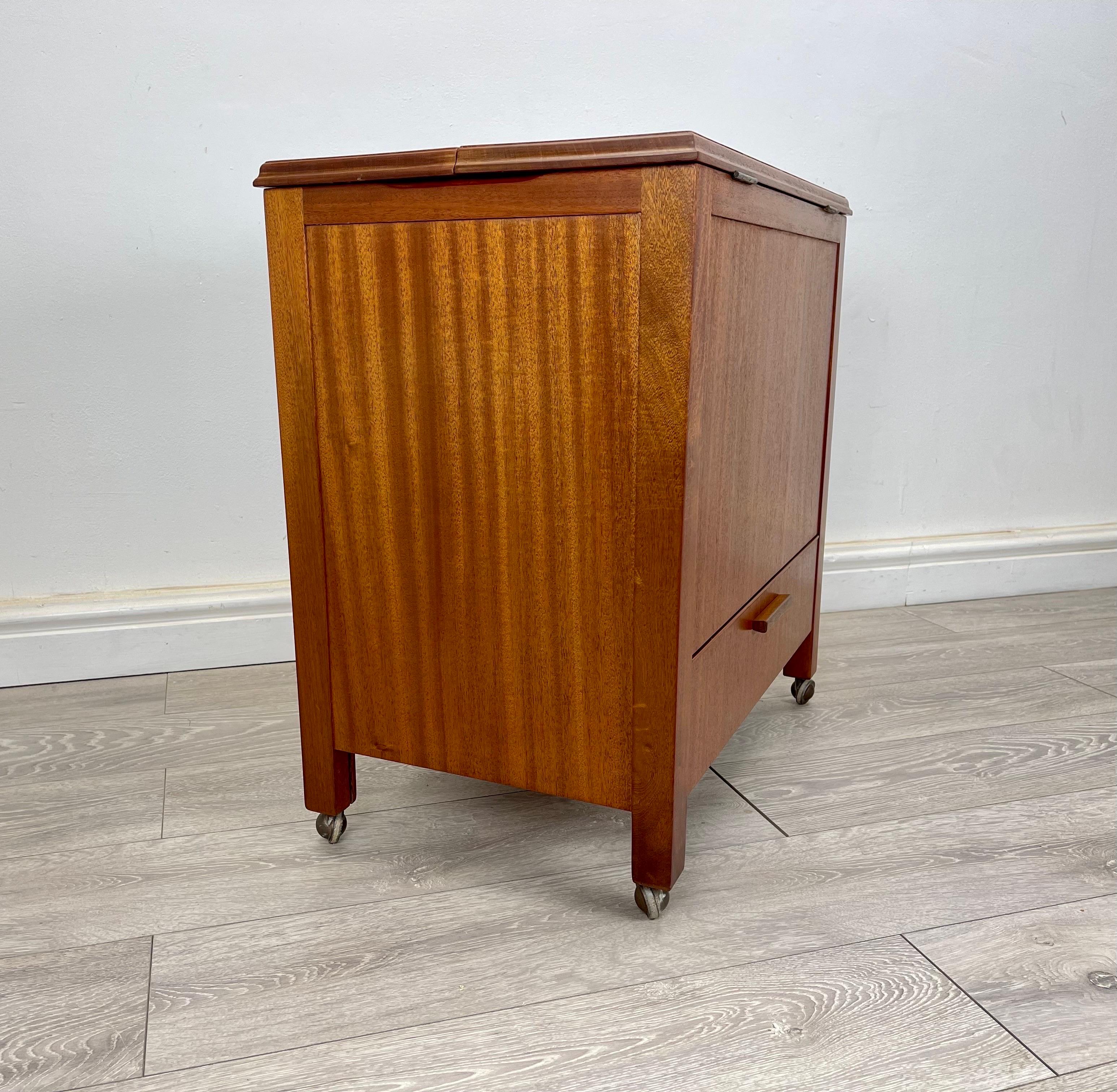 Vintage Mahogany Drinks Cabinet In Excellent Condition In Hull, GB