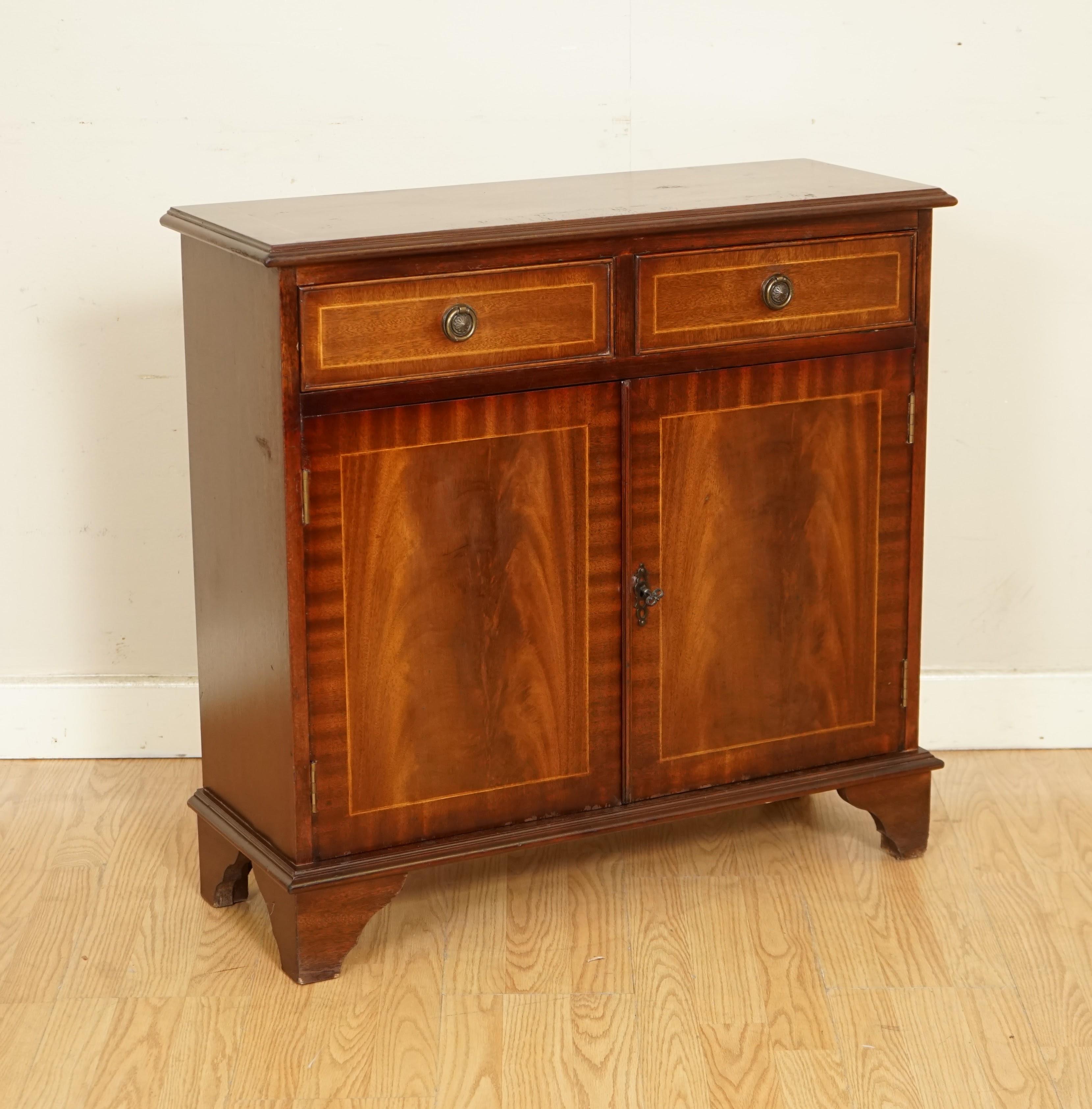 We are so excited to present to you this vintage mahogany dwarf bookcase.

We have lightly restored this by giving it a hand clean all over, hand waxed and hand polish. 

Please carefully look at the pictures to see the condition before