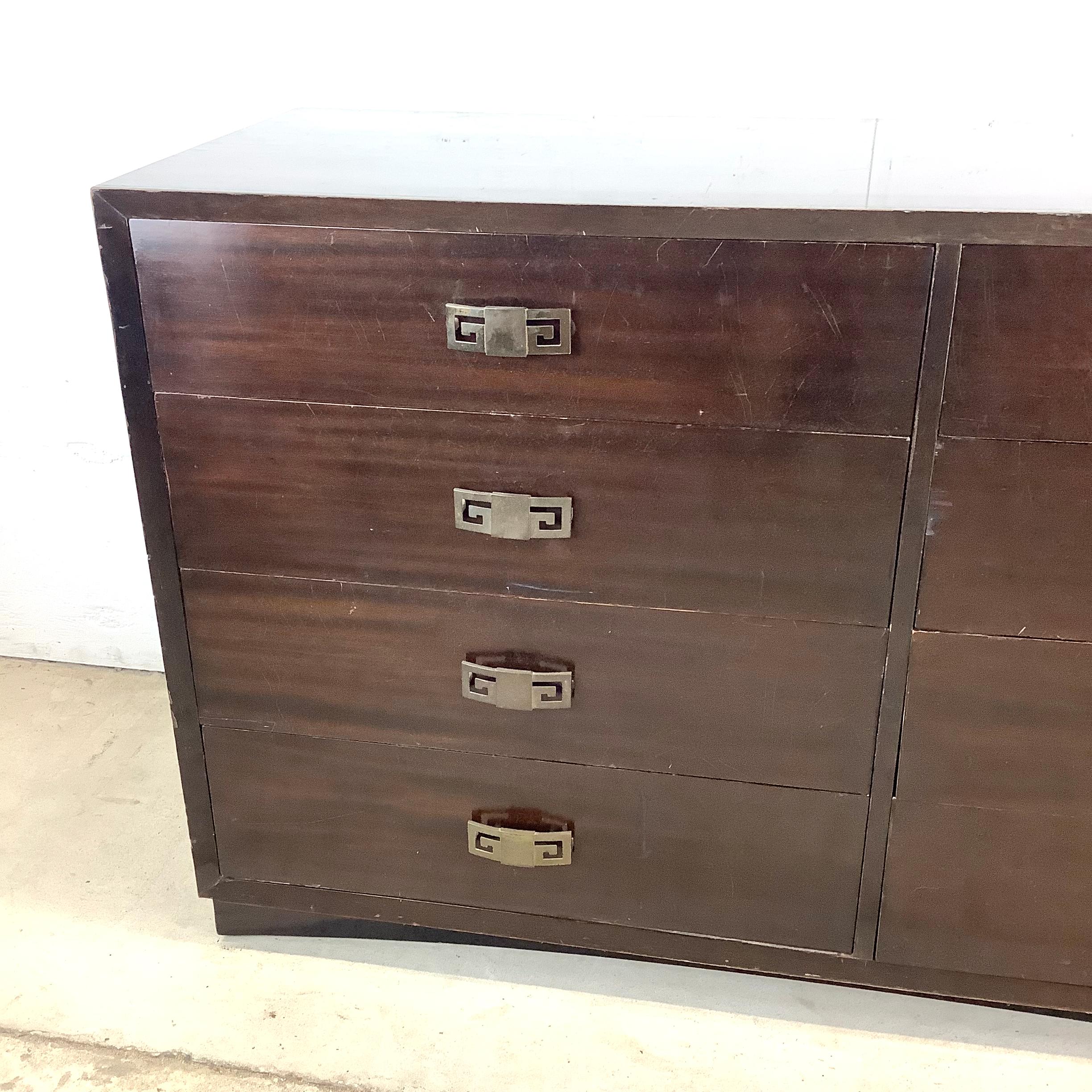 Vintage Mahogany Eight Drawer Bedroom Dresser In Good Condition For Sale In Trenton, NJ