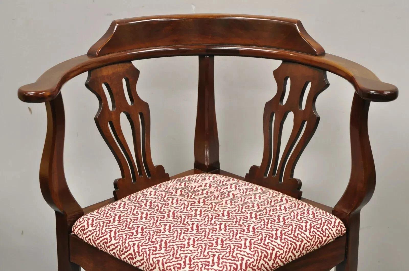  Chaise d'angle vintage en acajou de style géorgien Chippendale par Statesville Ross. Cet article se caractérise par une construction en bois massif, des détails joliment sculptés, une fabrication américaine de qualité, une étiquette d'origine, un