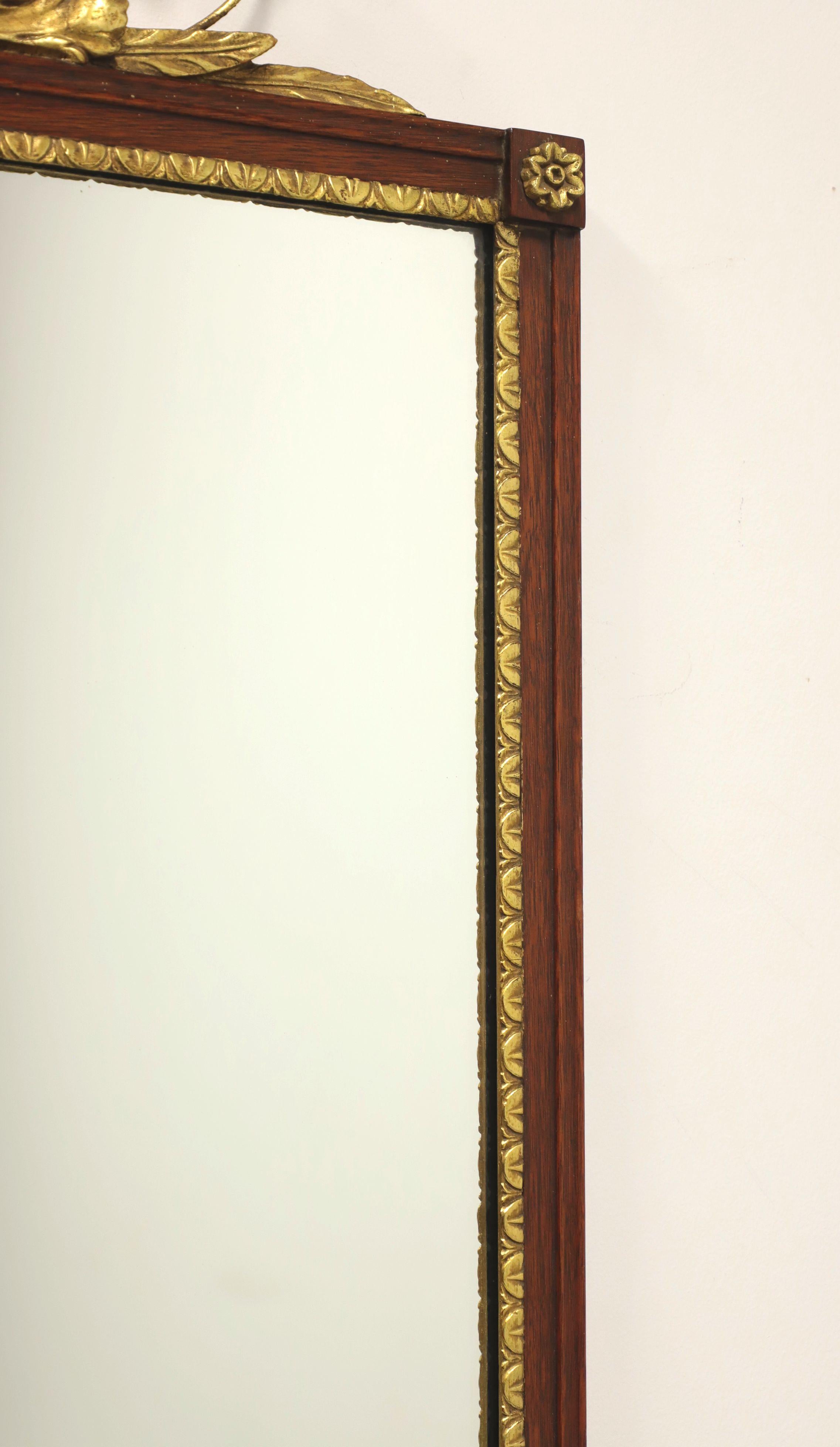 Miroir mural rectangulaire vintage de style néoclassique en acajou doré Bon état - En vente à Charlotte, NC