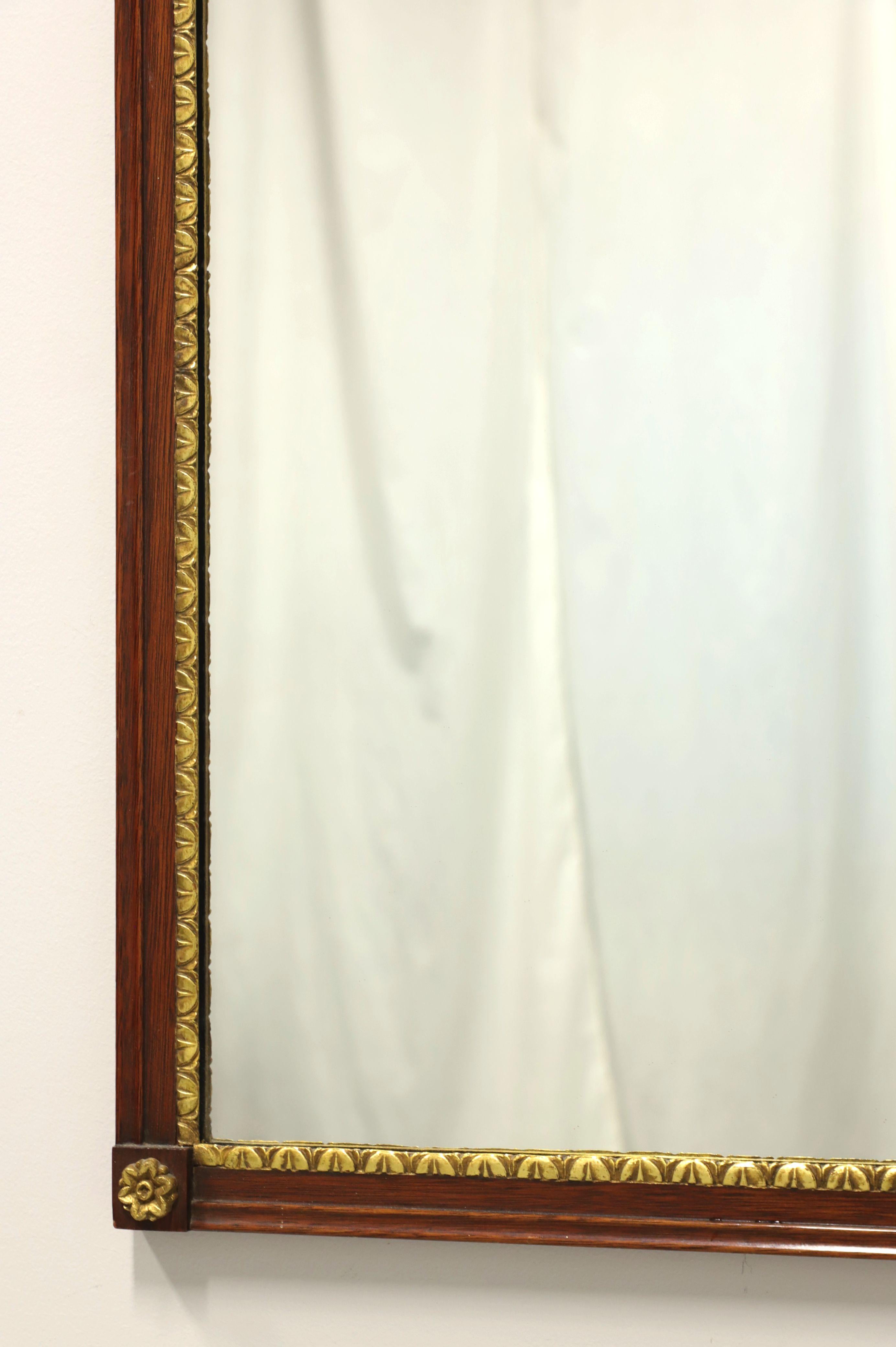 20ième siècle Miroir mural rectangulaire vintage de style néoclassique en acajou doré en vente