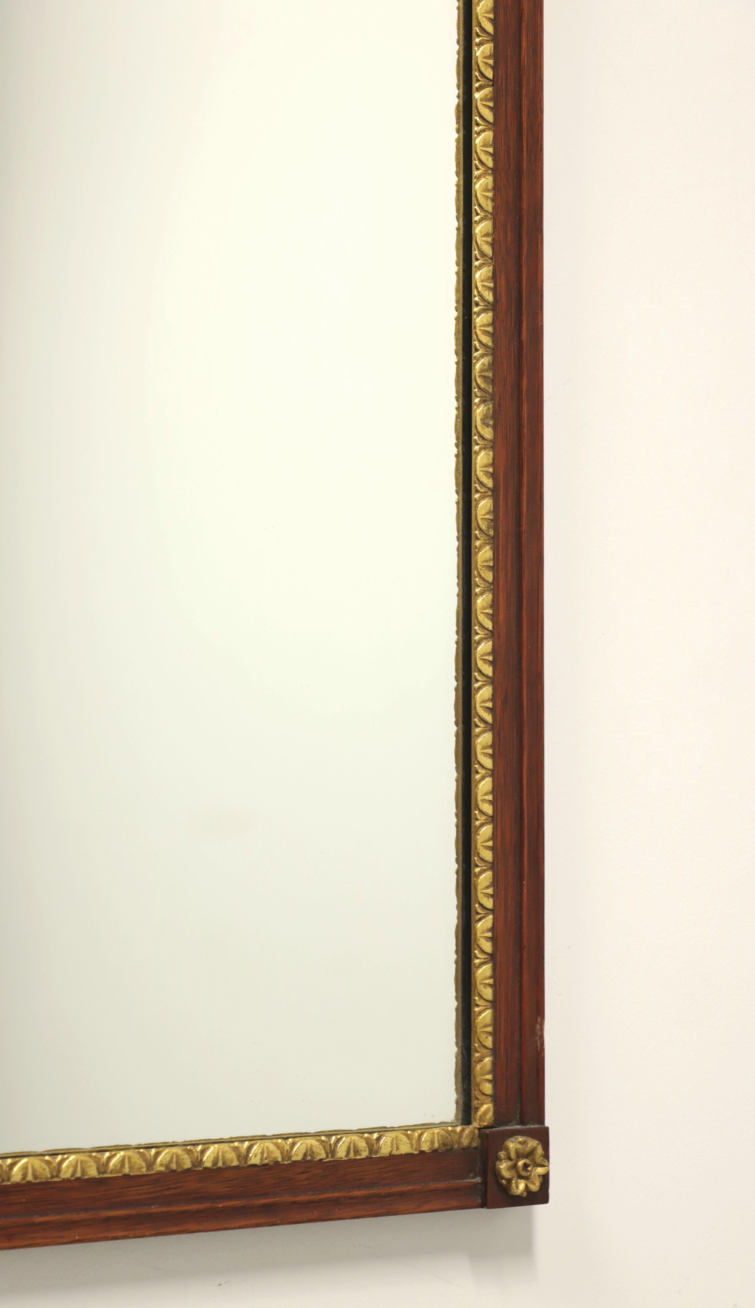 Miroir mural rectangulaire vintage de style néoclassique en acajou doré en vente 1