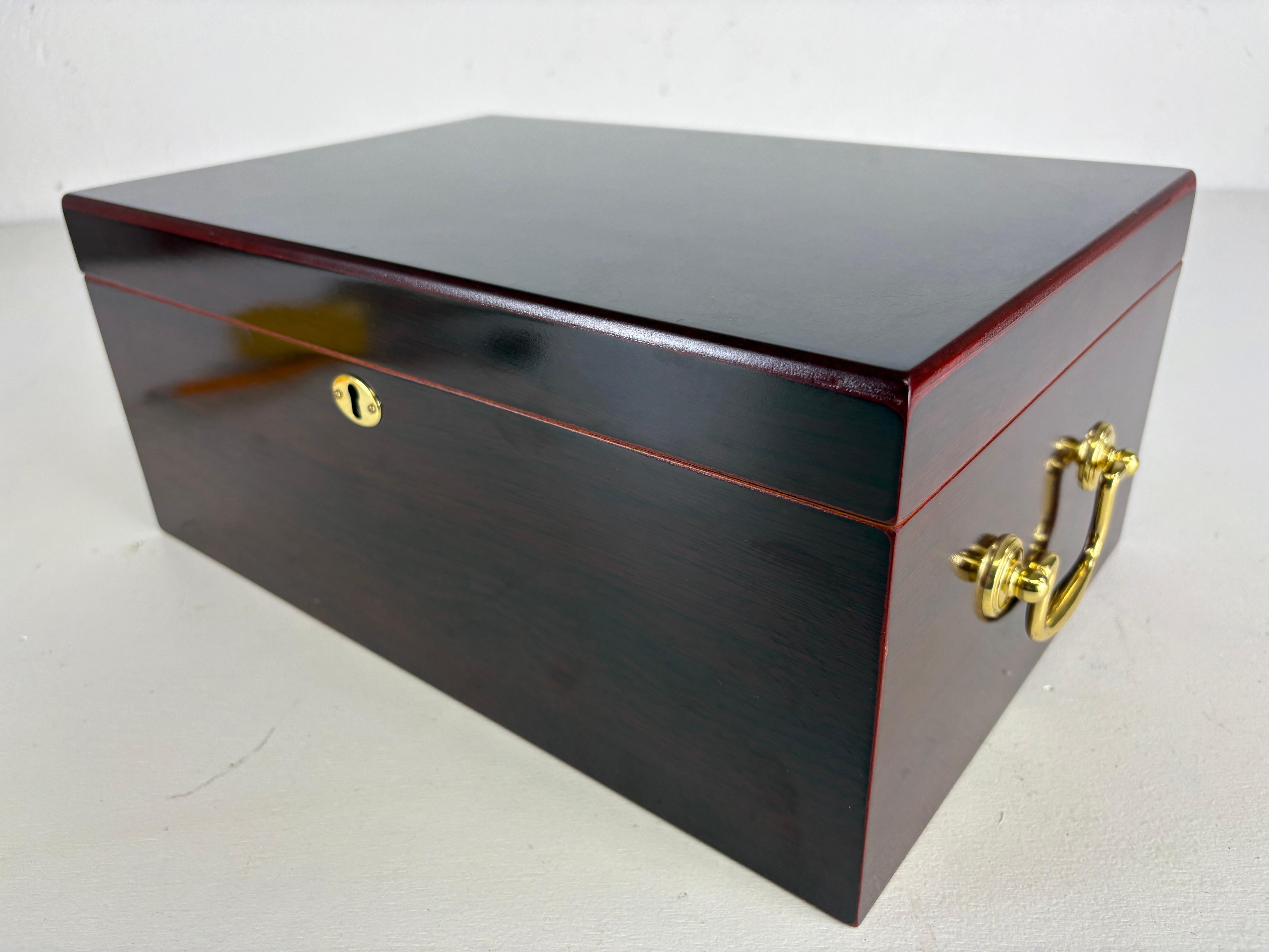 Humidor per sigari d'epoca in mogano lavorato a mano in vendita 6