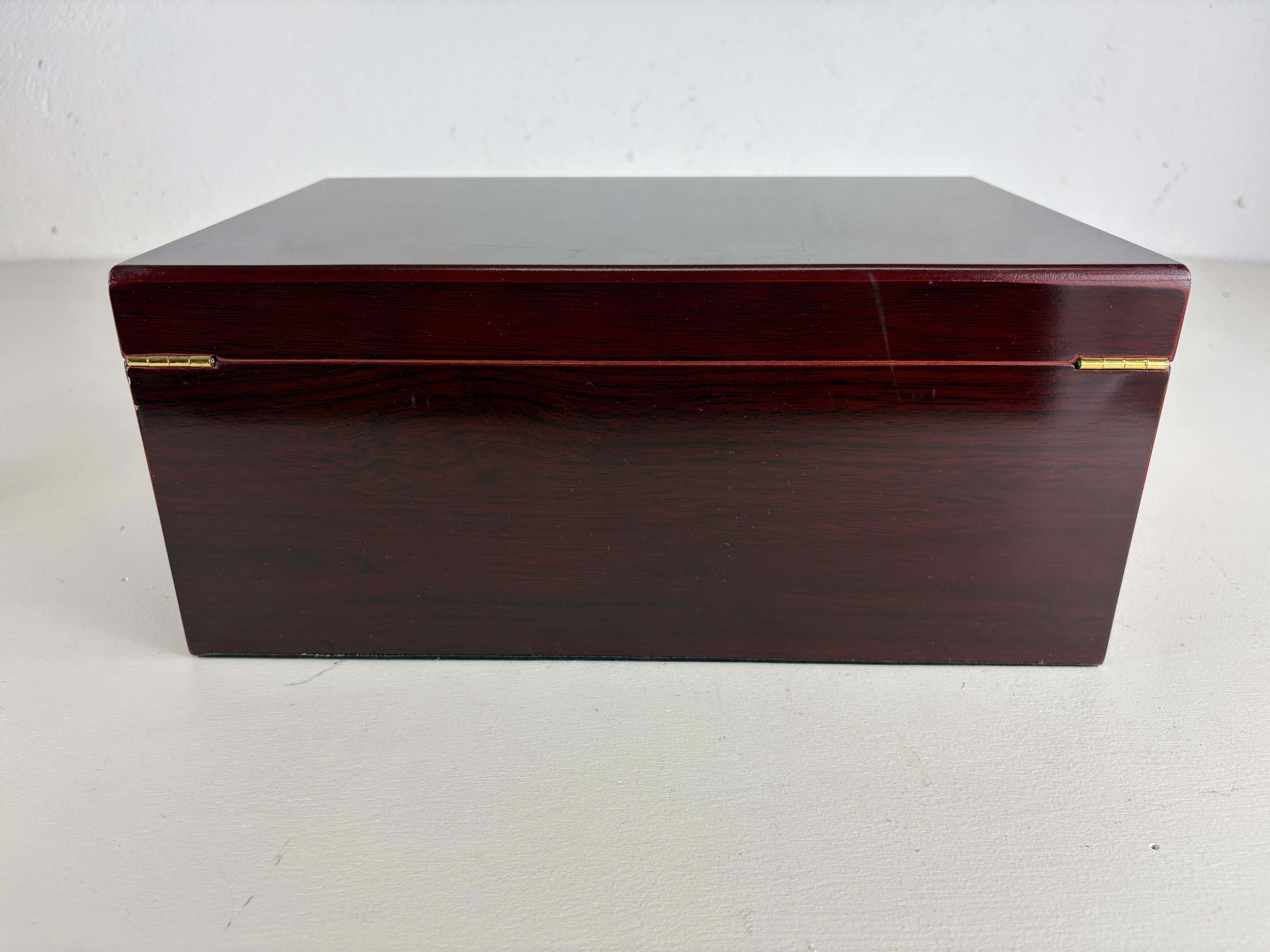 Si tratta di un humidor per sigari vintage realizzato a mano. Questo humidor è dotato di splendide maniglie in ottone su entrambi i lati e di una bellissima mostrina in ottone sulla parte anteriore che copre il buco della serratura. Questa scatola è