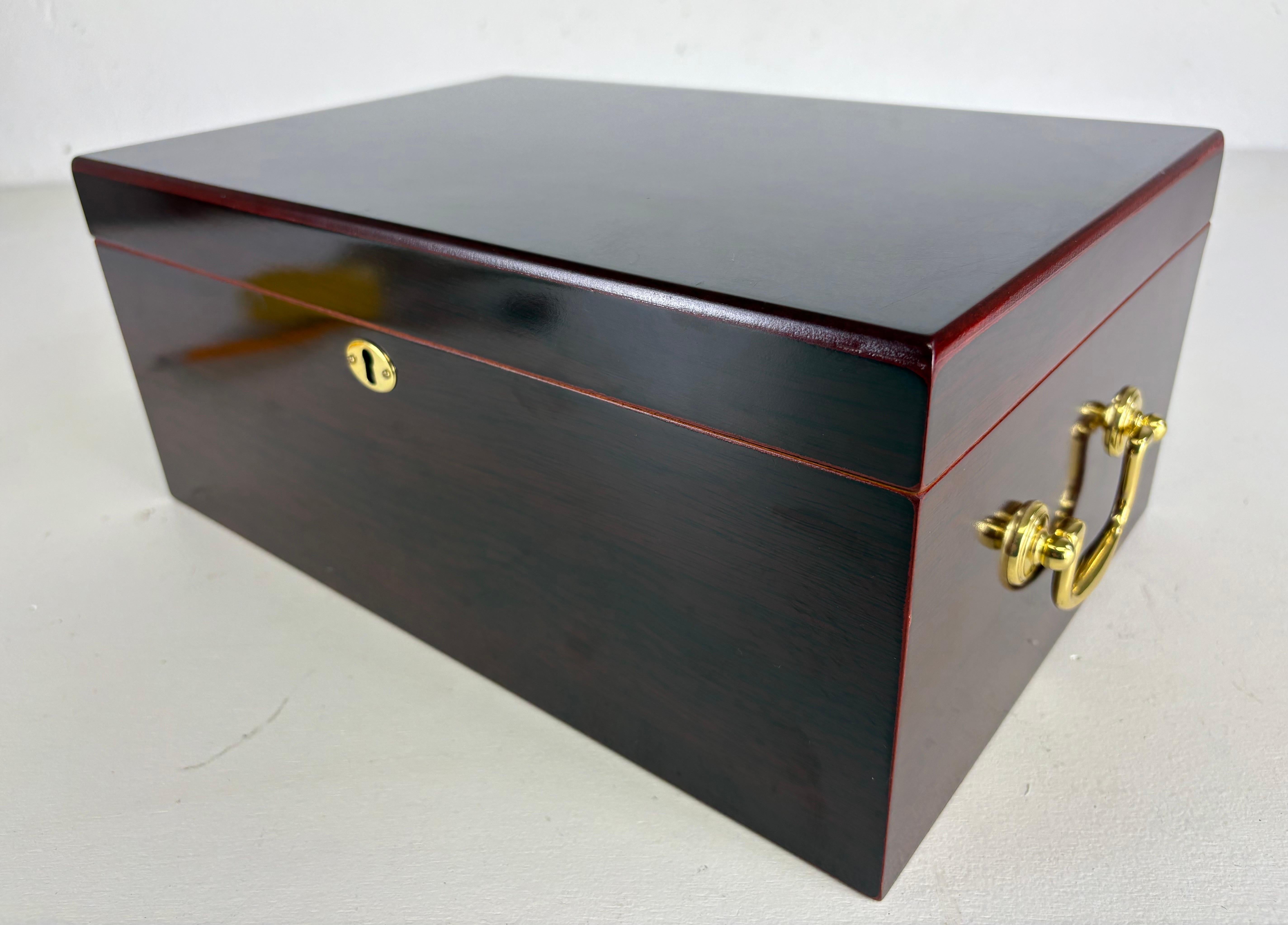 XXI secolo e contemporaneo Humidor per sigari d'epoca in mogano lavorato a mano in vendita