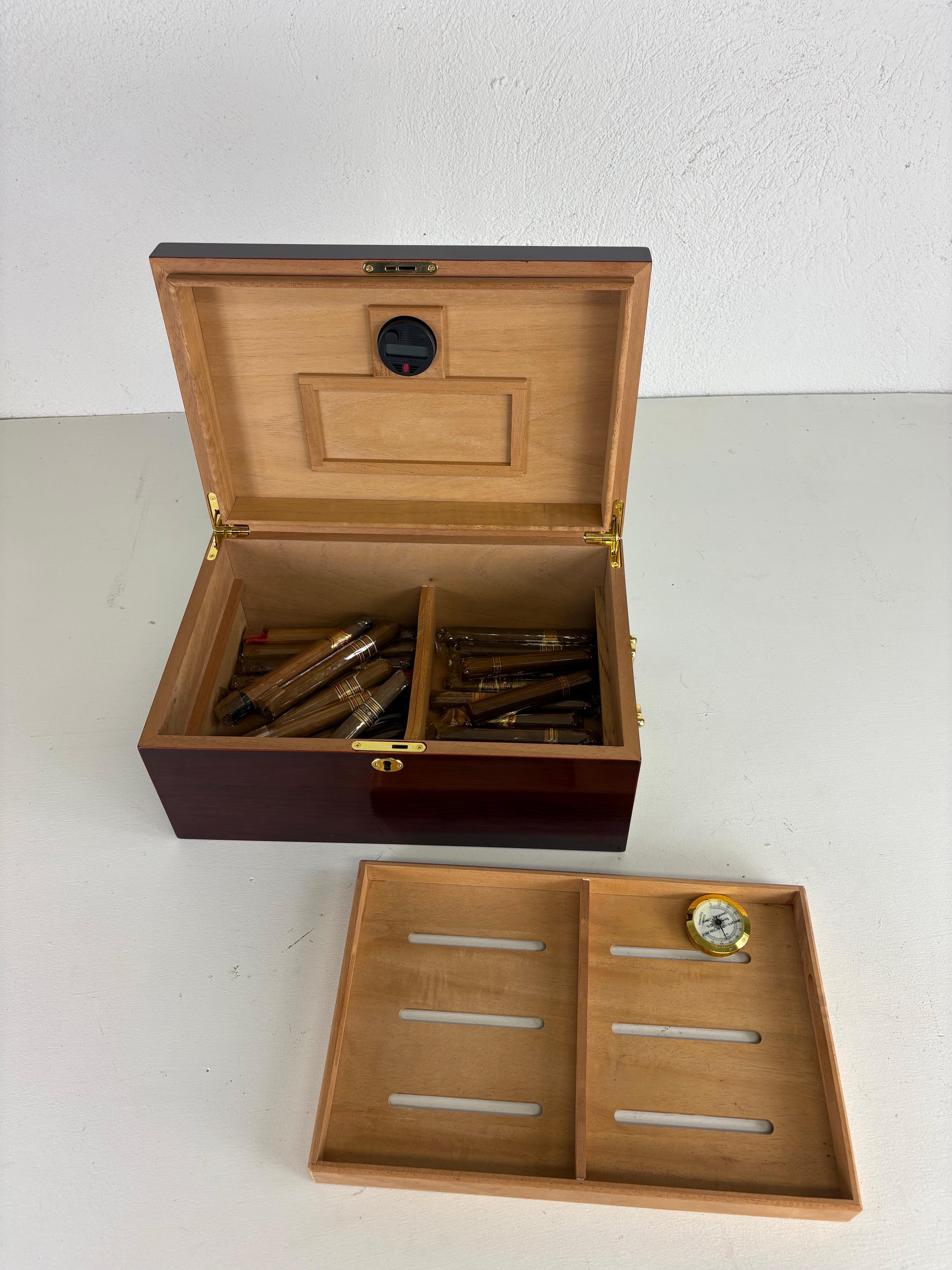 Humidor per sigari d'epoca in mogano lavorato a mano in vendita 1