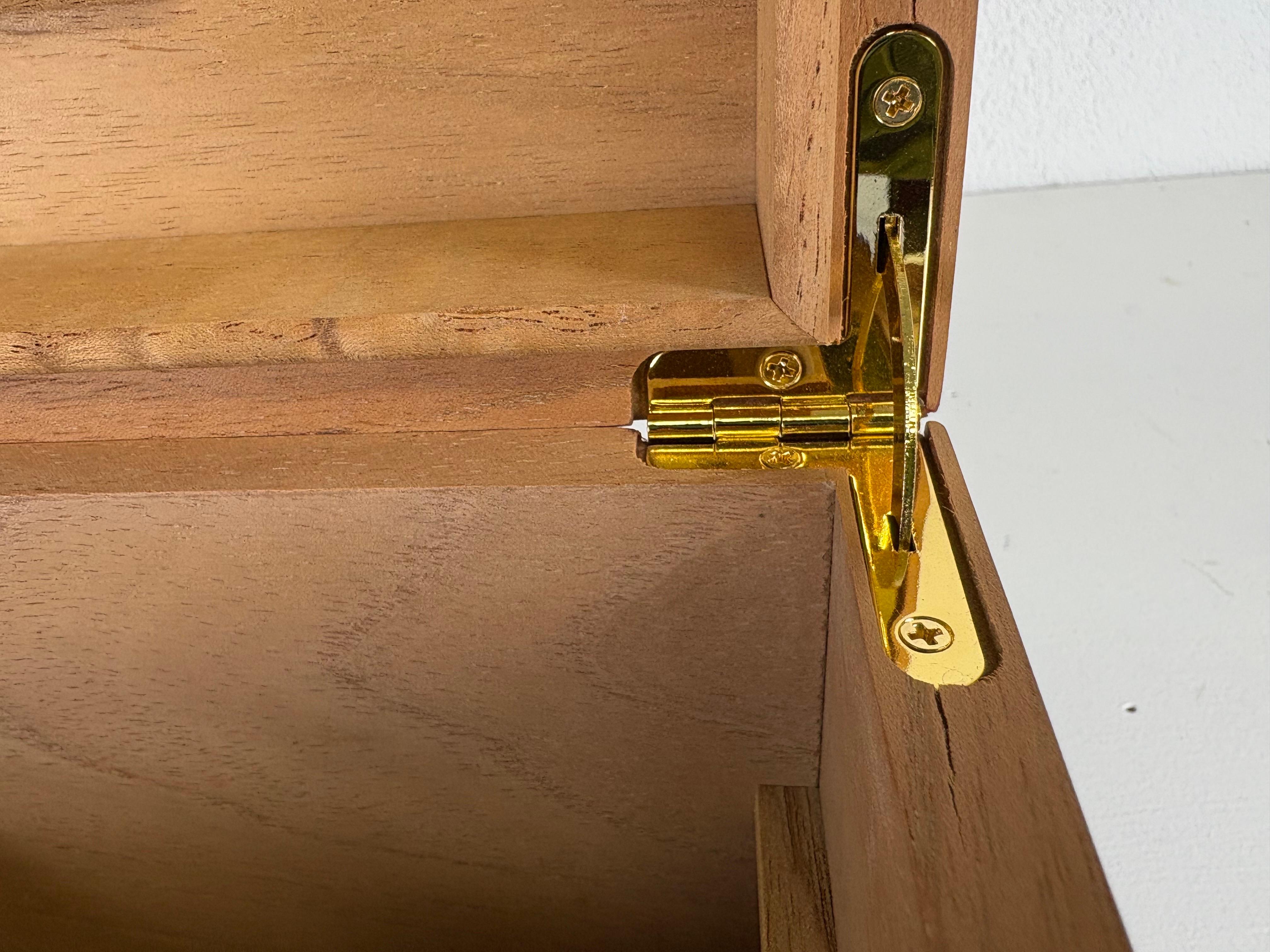 Humidor per sigari d'epoca in mogano lavorato a mano in vendita 2