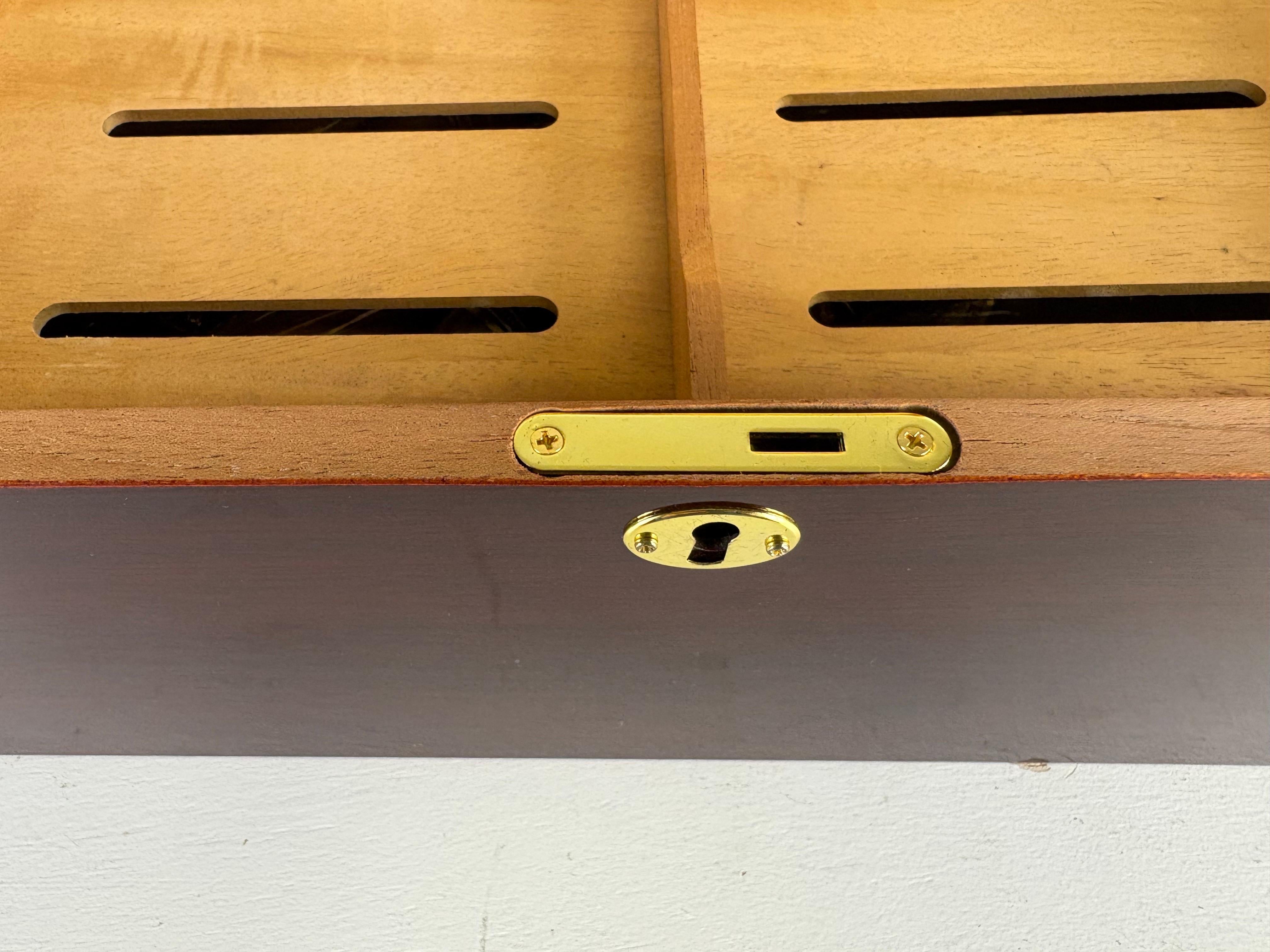 Humidor per sigari d'epoca in mogano lavorato a mano in vendita 3