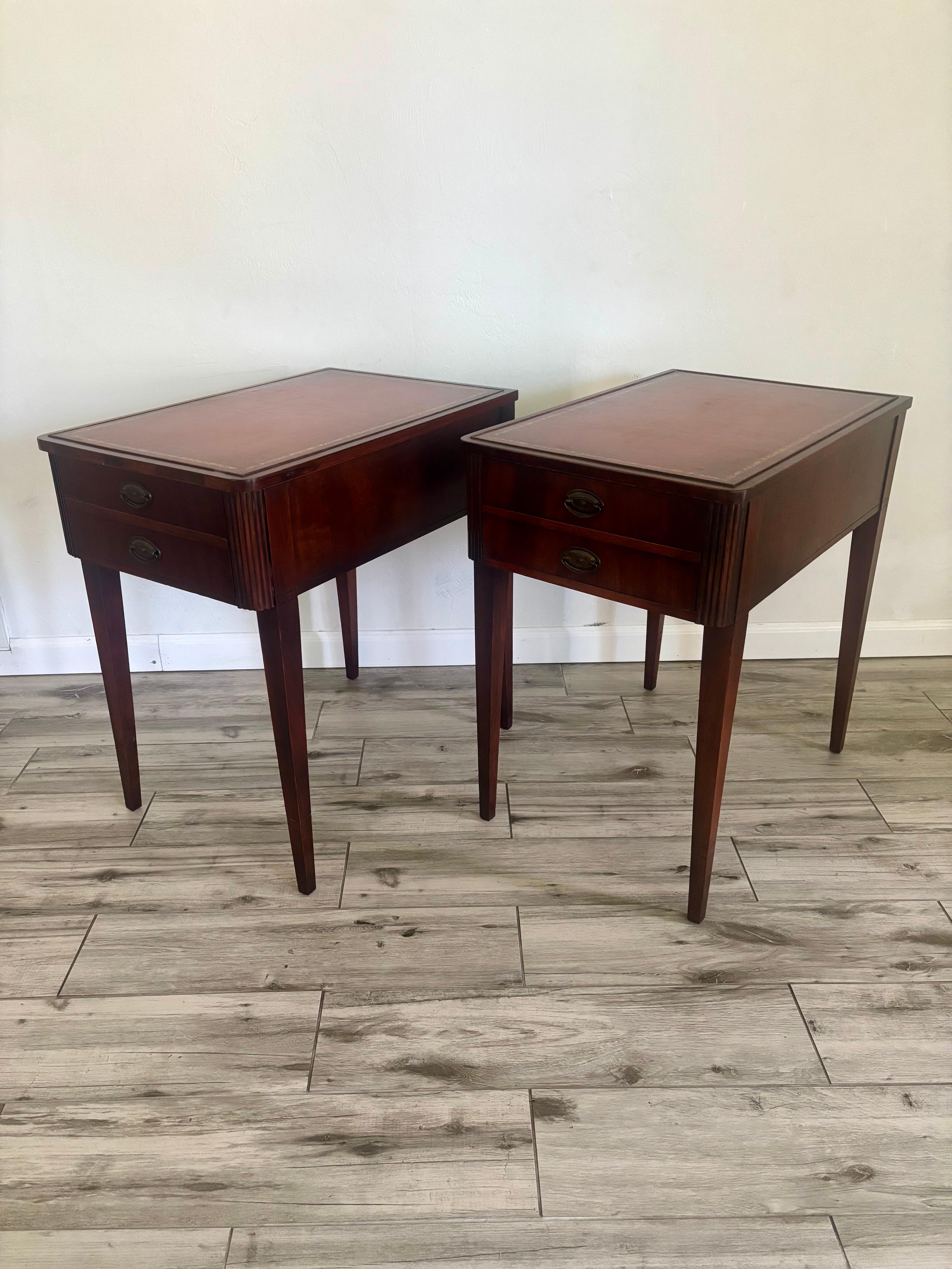 Vintage Mahagoni Hepplewhite Stil End Tables, ein Paar (amerikanisch) im Angebot