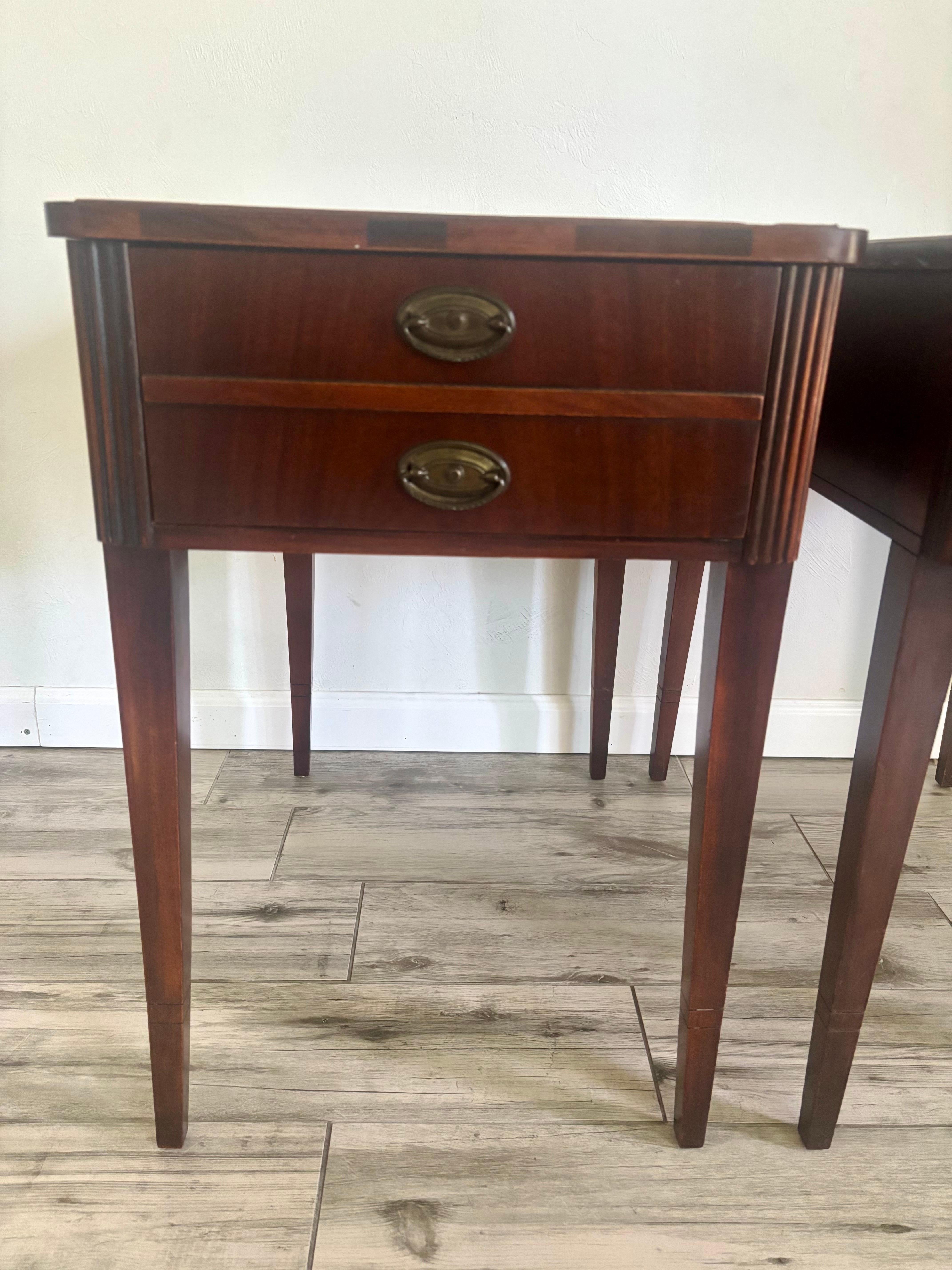 Vintage Mahagoni Hepplewhite Stil End Tables, ein Paar im Zustand „Gut“ im Angebot in Boynton Beach, FL