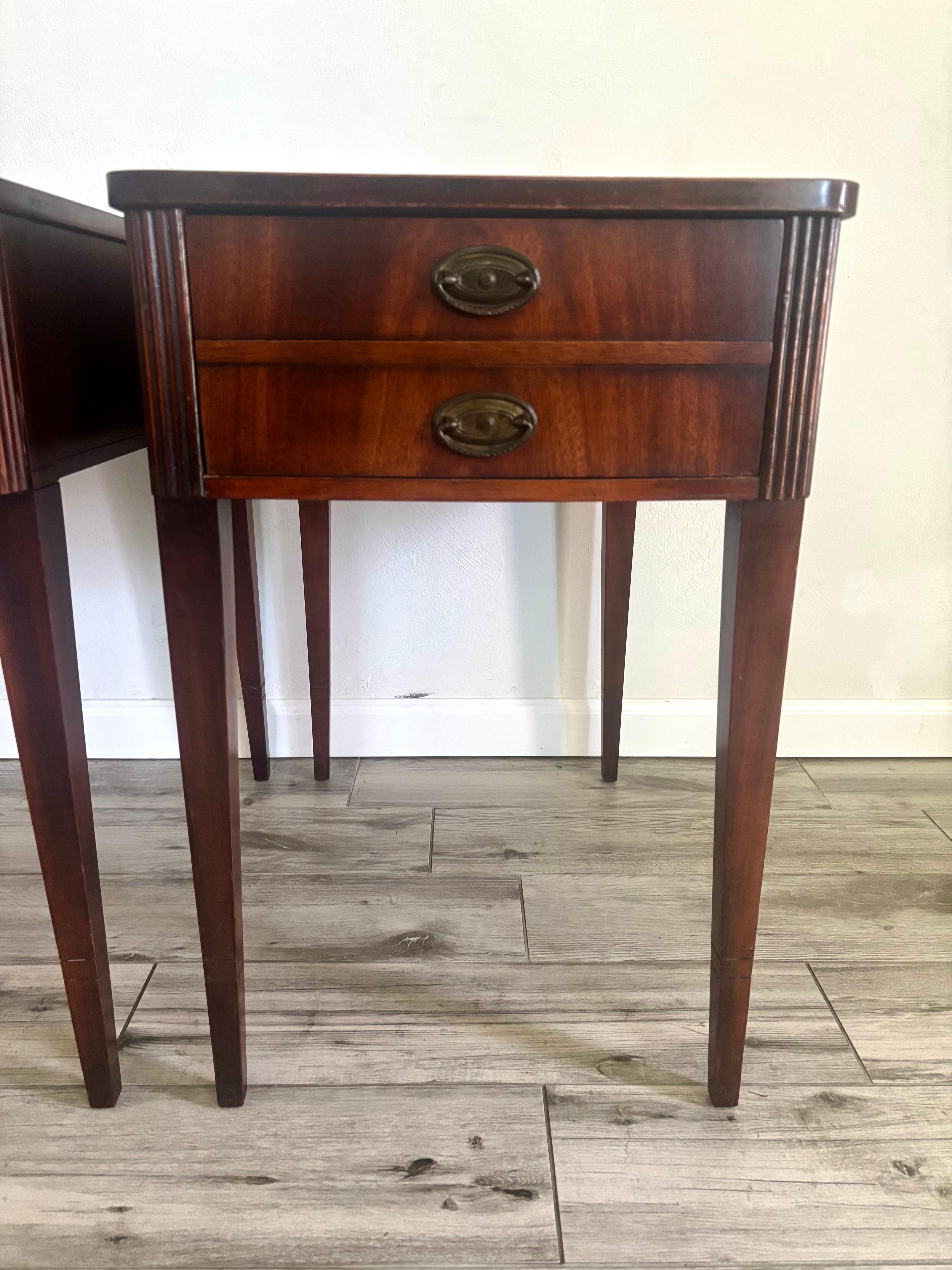 Vintage Mahagoni Hepplewhite Stil End Tables, ein Paar (20. Jahrhundert) im Angebot