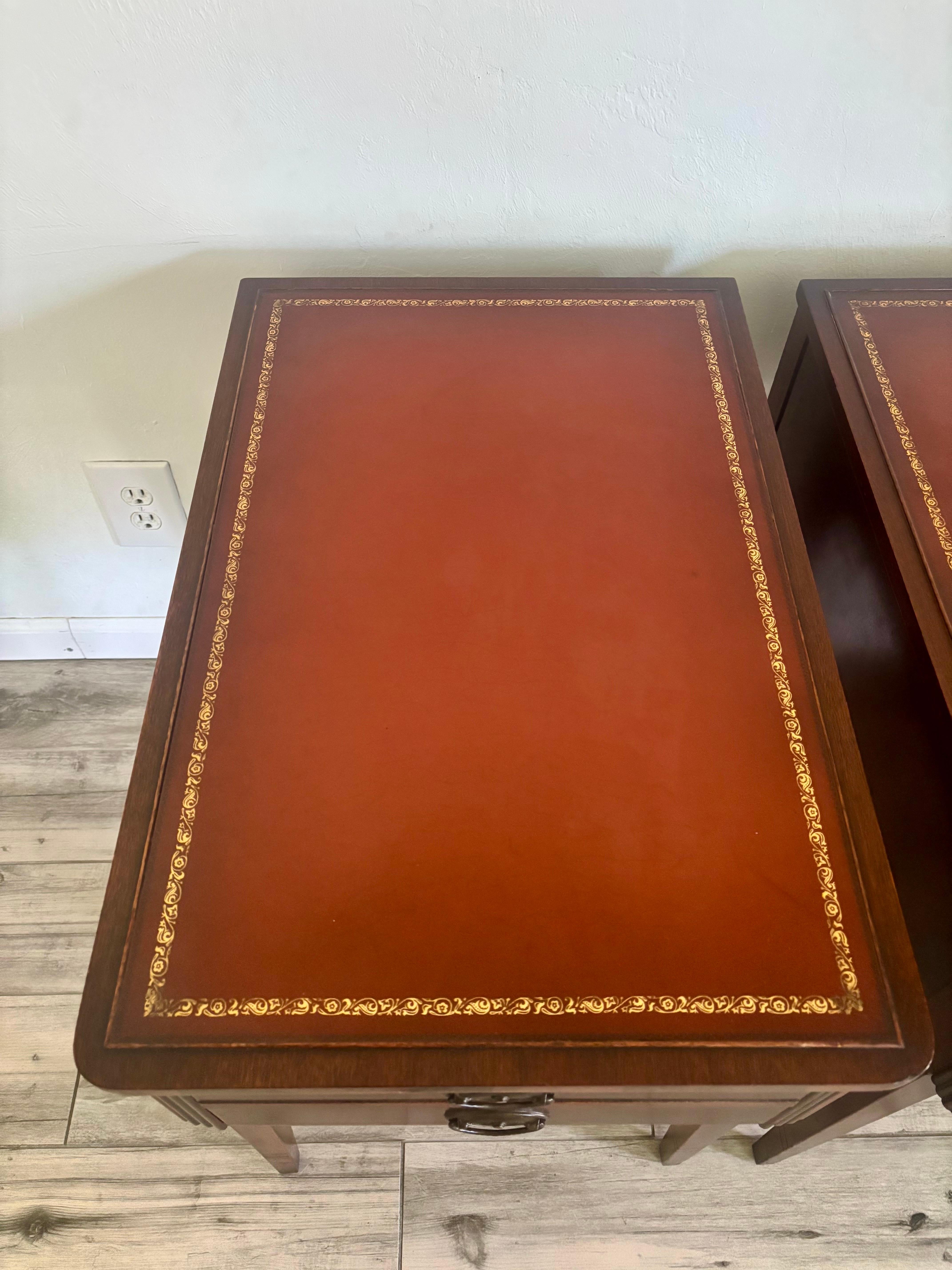 Vintage Mahagoni Hepplewhite Stil End Tables, ein Paar (Leder) im Angebot