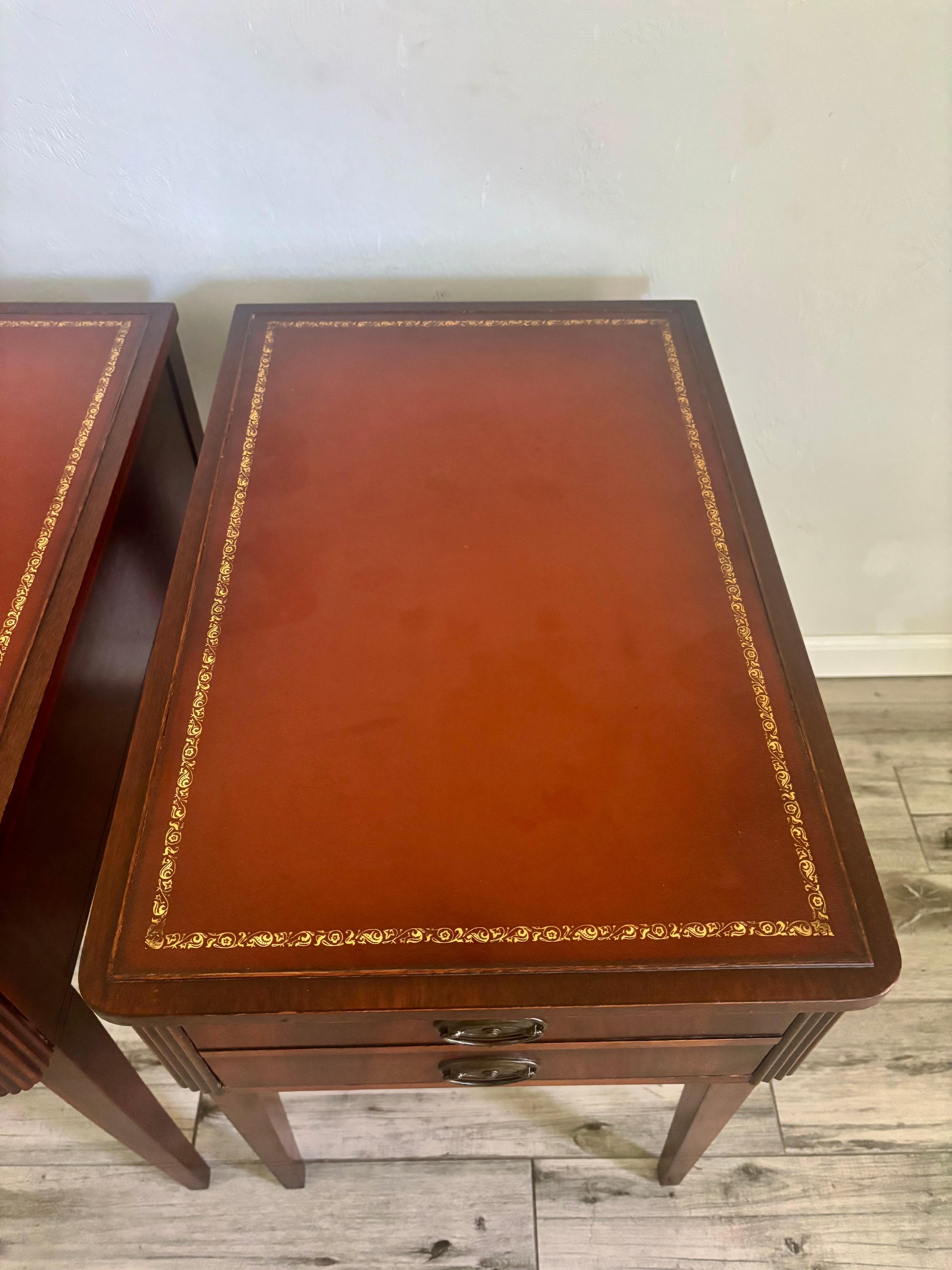 Vintage Mahagoni Hepplewhite Stil End Tables, ein Paar im Angebot 1