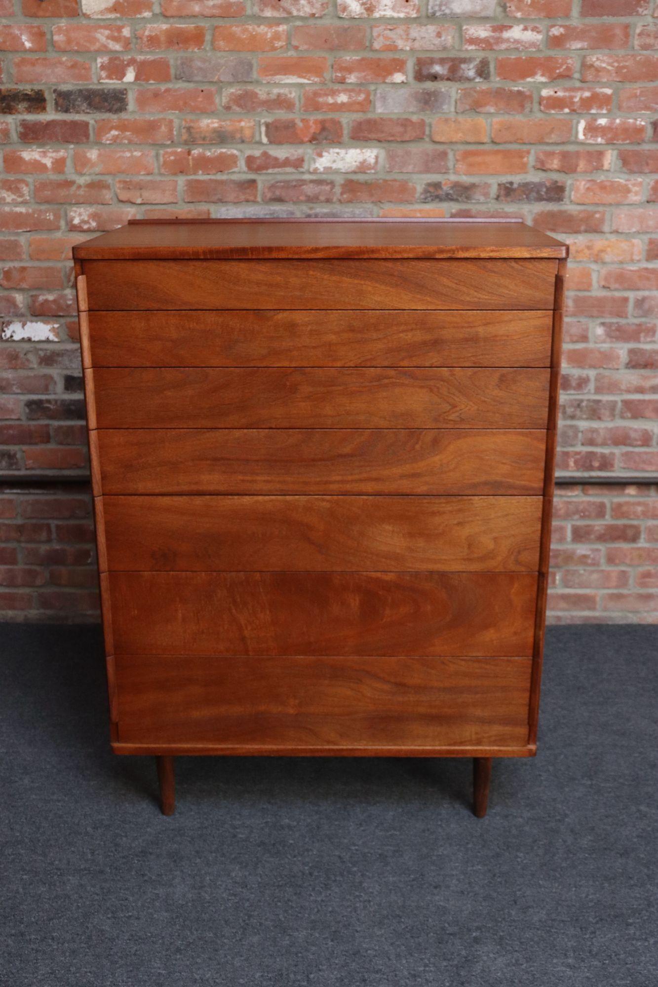 Commode haute/chambre à tiroirs du milieu du siècle dernier, modèle 5273A, conçue par Edward Wormley pour Dunbar (vers les années 1950, États-Unis).
Composée d'une riche commode en acajou teinté noyer (finition d'usine Dunbar 'Malabar' #48) avec de