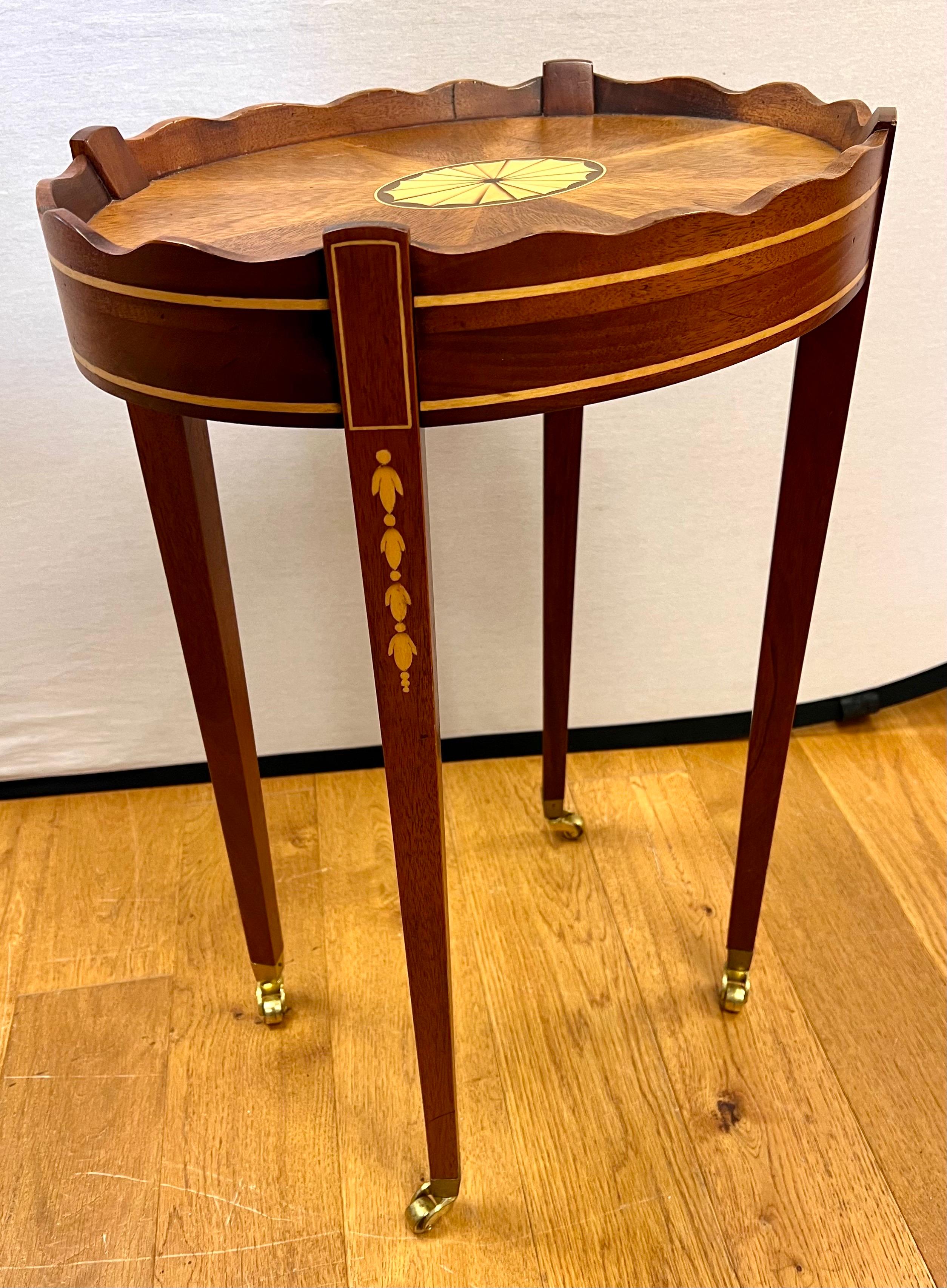 Vintage Mahogany inlay Scalloped Oval Accent Side End Table In Good Condition In West Hartford, CT